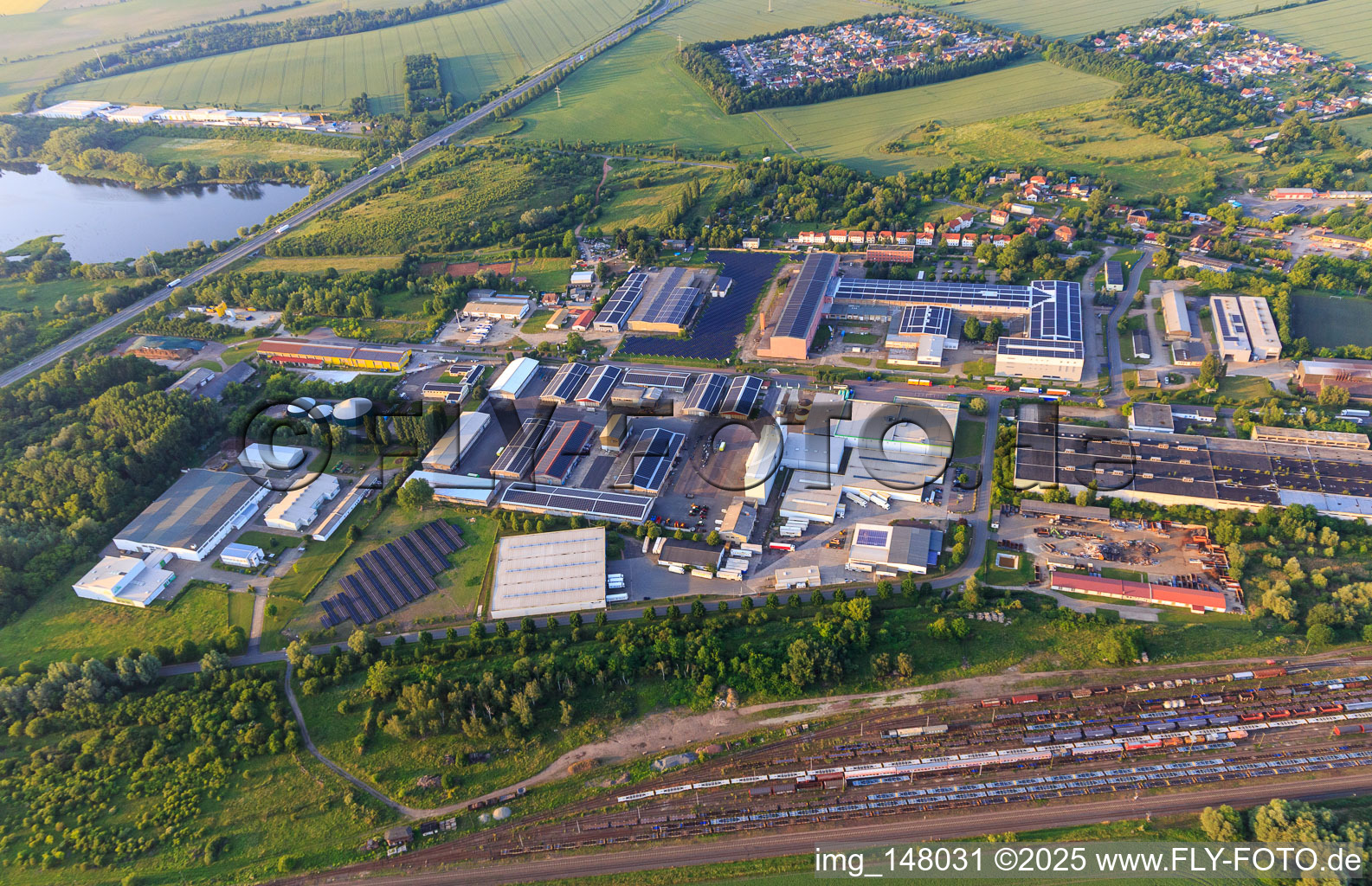 Industriegebiet Walter-Kersten-Straße mit  AGRAVIS Technik Sachsen-Anhalt/Brandenburg GmbH,  SCHIESS Werkzeugmaschinenfabrik GmbH und  MAWEA Majoranwerk Aschersleben GmbH, Deutschland