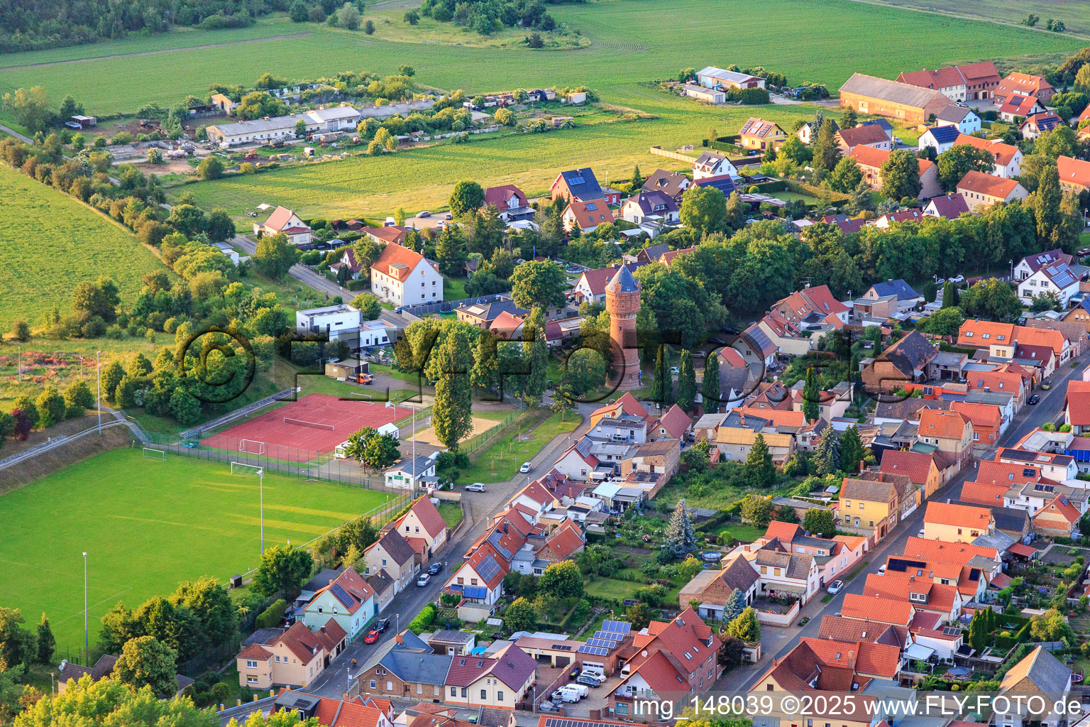 Sportplatz und Historischer Wasserturm im Ortsteil Frose in Seeland im Bundesland Sachsen-Anhalt, Deutschland