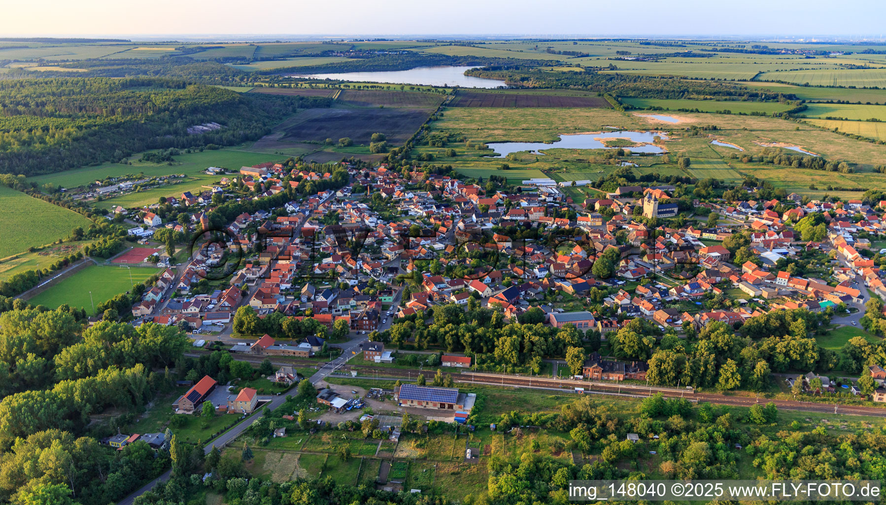 Ortsansicht mit Bahnhof im Ortsteil Frose in Seeland im Bundesland Sachsen-Anhalt, Deutschland