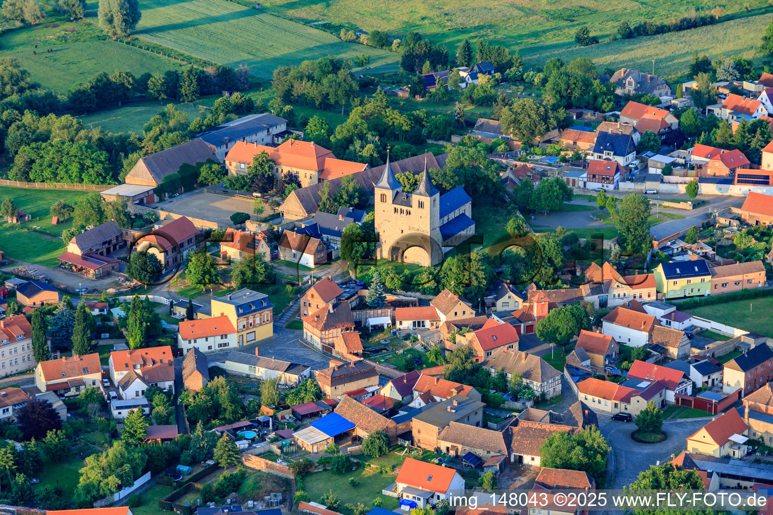Luftbild von Kirche am Kirchberg im Ortsteil Frose in Seeland im Bundesland Sachsen-Anhalt, Deutschland