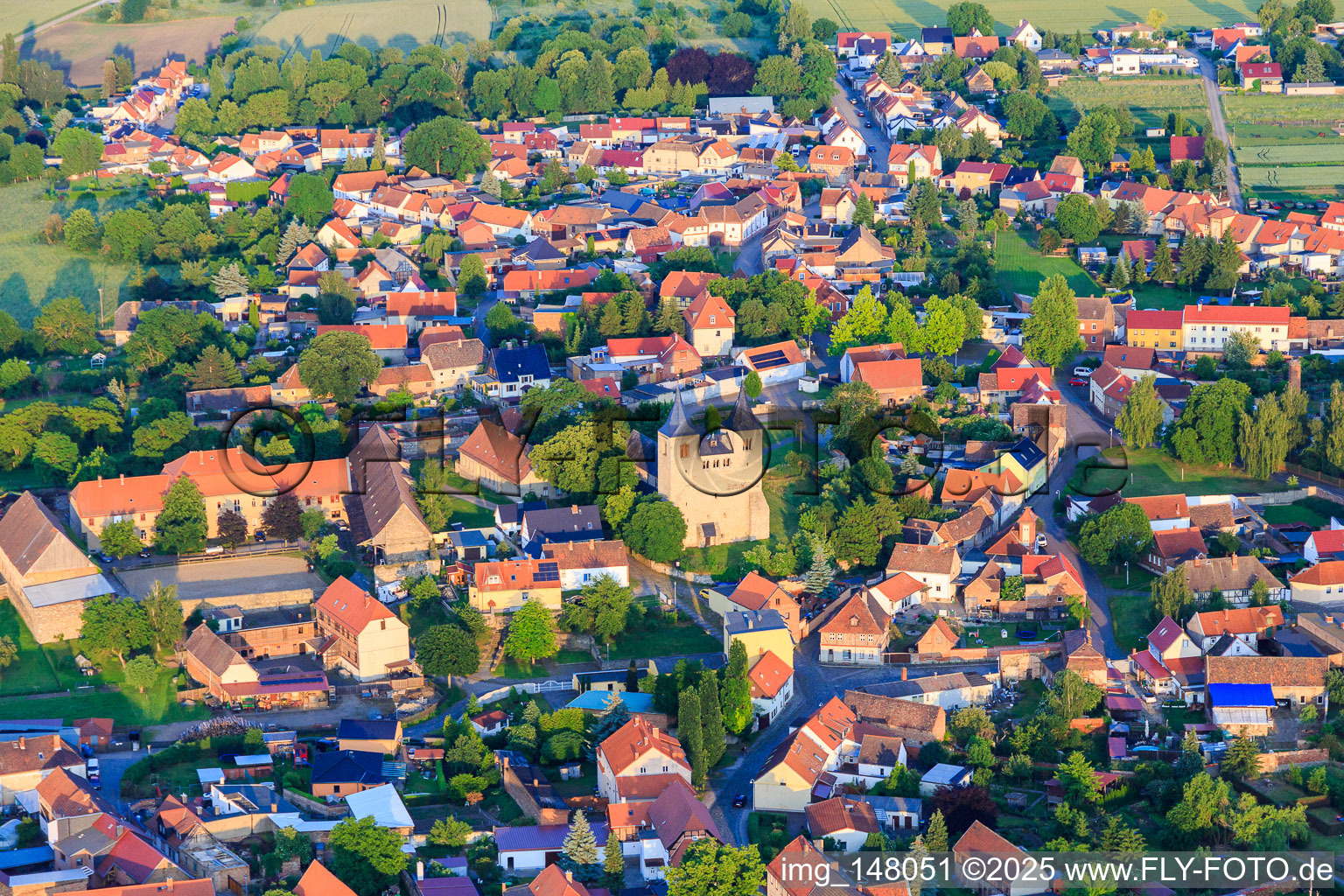 Luftaufnahme von Kirche am Kirchberg im Ortsteil Frose in Seeland im Bundesland Sachsen-Anhalt, Deutschland
