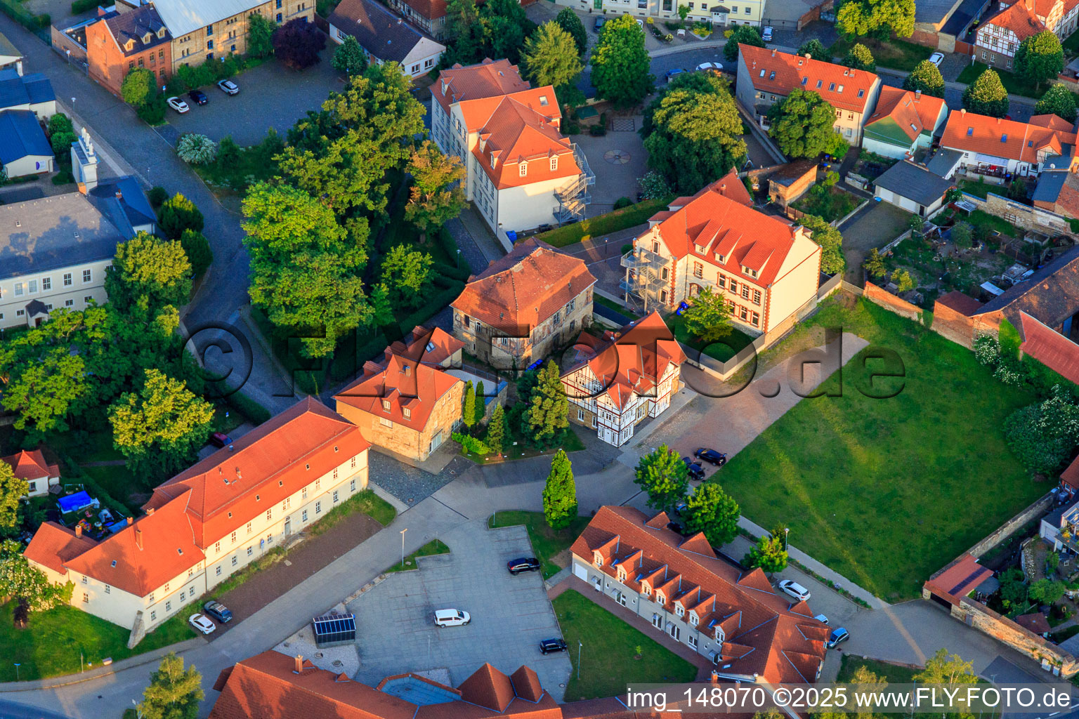 Luftbild von Domäne und Grundschule Prinzenhaus im Ortsteil Hoym in Seeland im Bundesland Sachsen-Anhalt, Deutschland