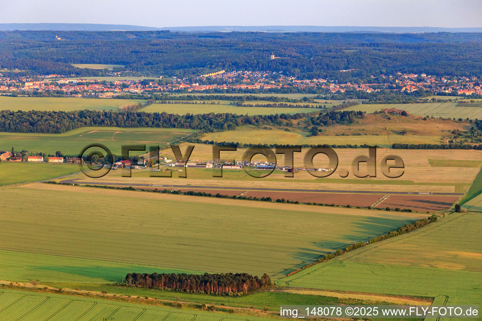 Flugplatz Ballenstedt aus Norden im Ortsteil Asmusstedt im Bundesland Sachsen-Anhalt, Deutschland