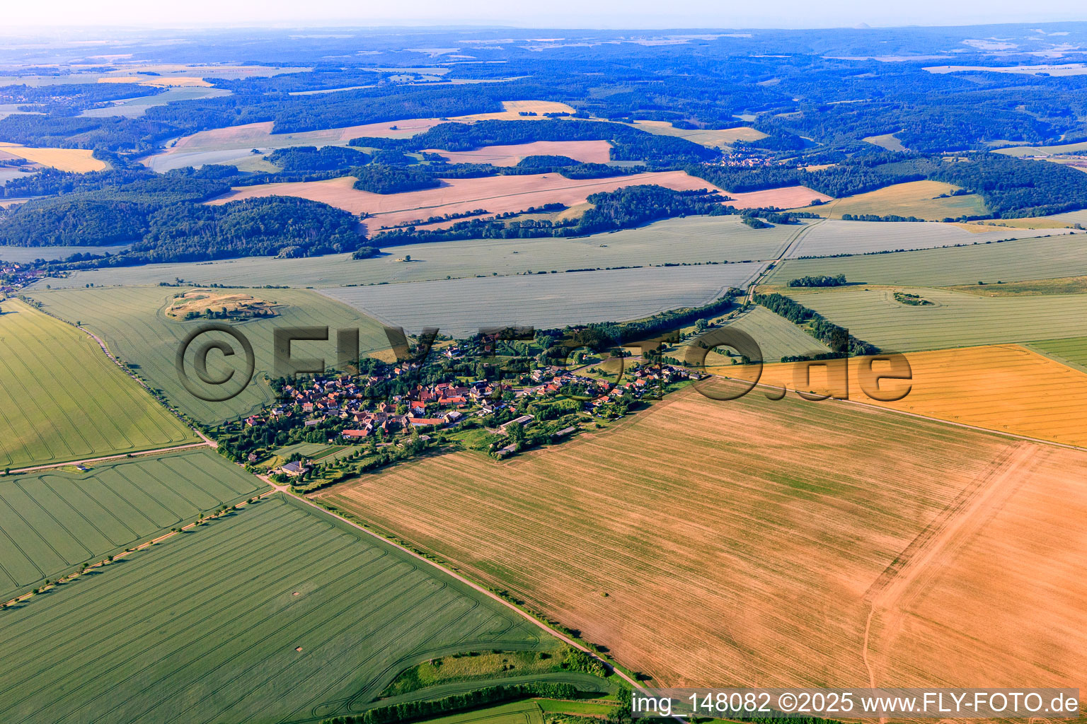 Luftbild von Dorfansicht aus Norden im Ortsteil Ulzigerode in Arnstein im Bundesland Sachsen-Anhalt, Deutschland