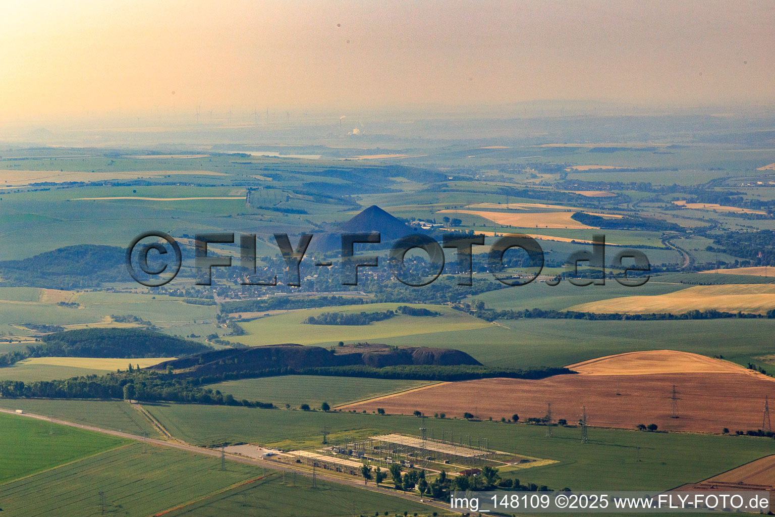 Kegelförmige Schieferhalde im Ortsteil Hübitz in Gerbstedt im Bundesland Sachsen-Anhalt, Deutschland