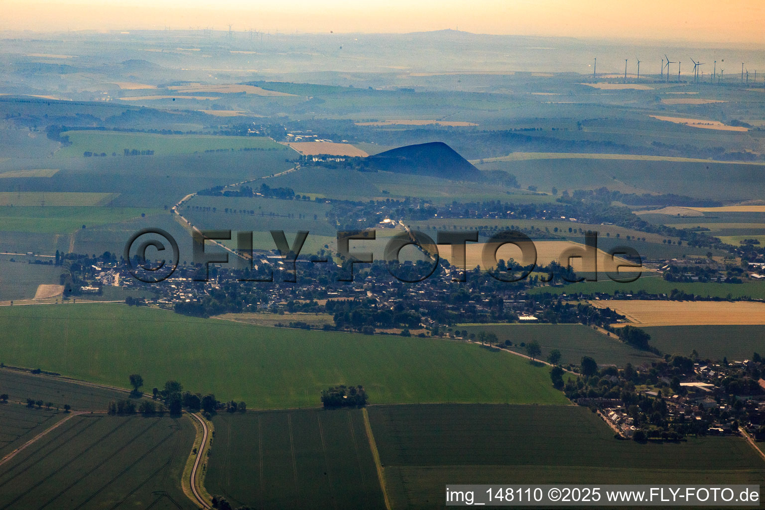 Schieferhalde hinter der Ortschaft im Ortsteil Siersleben in Gerbstedt im Bundesland Sachsen-Anhalt, Deutschland