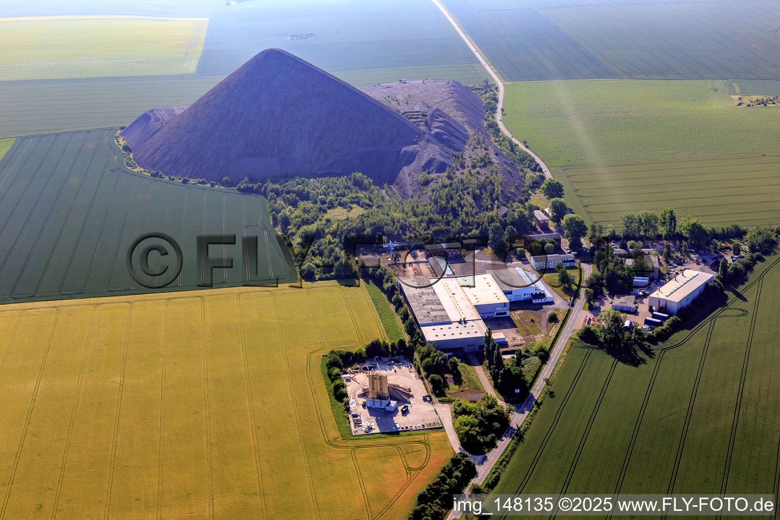 Ernst-Thälmann-Schacht vor der Pyramide der Mansfelder Landes - Schieferhalde im Ortsteil Hübitz in Gerbstedt im Bundesland Sachsen-Anhalt, Deutschland
