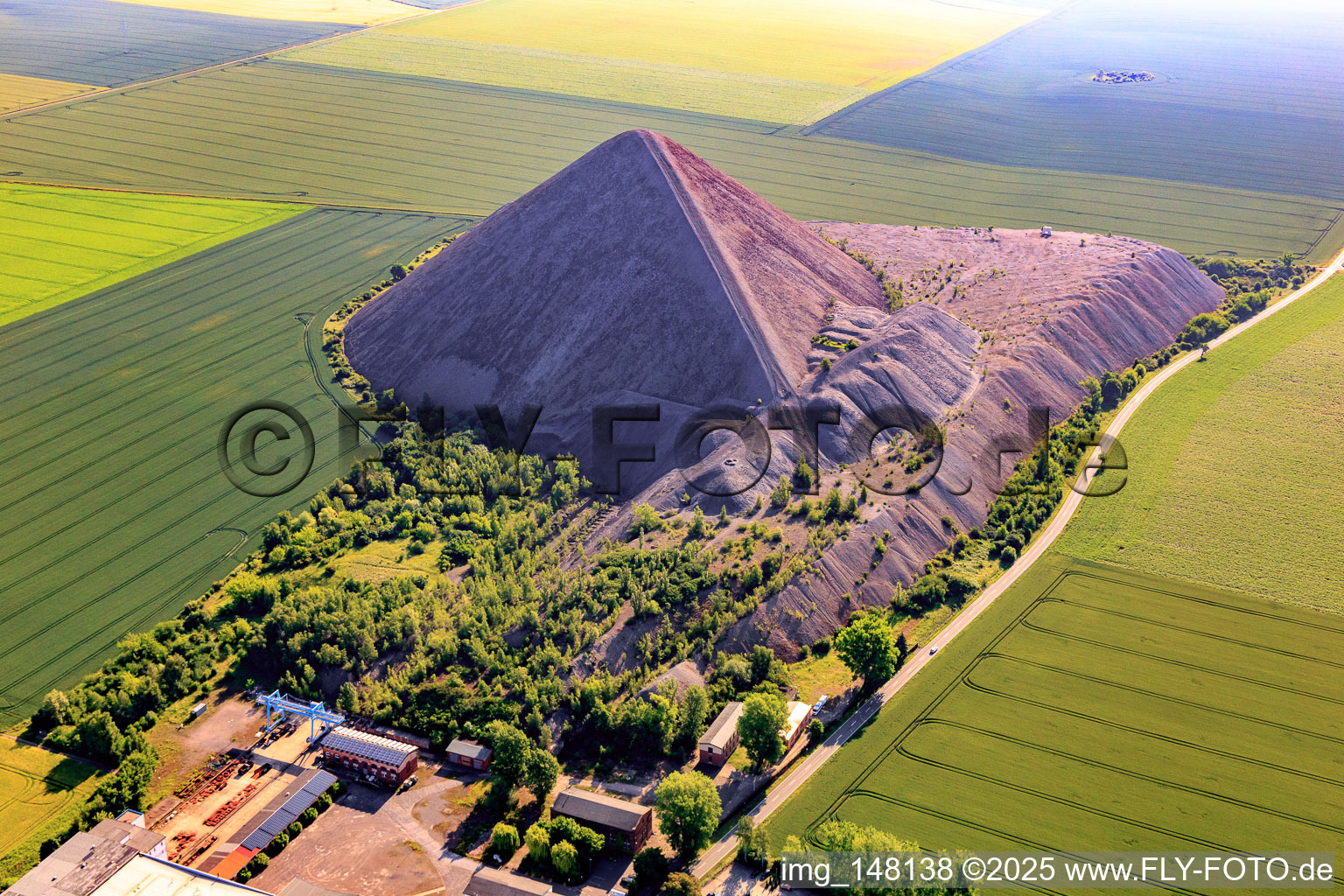 Pyramide des Mansfelder Landes - Schieferhalde Thälmann-Schacht im Ortsteil Hübitz in Gerbstedt im Bundesland Sachsen-Anhalt, Deutschland