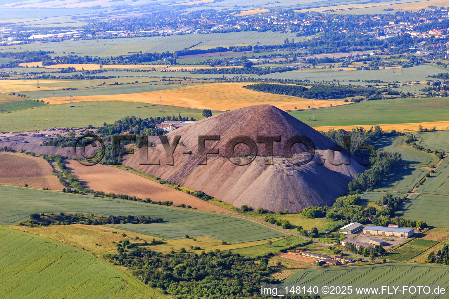 Agrargenossenschaft Volkstedt e.G vor der Halde "Fortschrittschacht" von Norden in Eisleben im Bundesland Sachsen-Anhalt, Deutschland