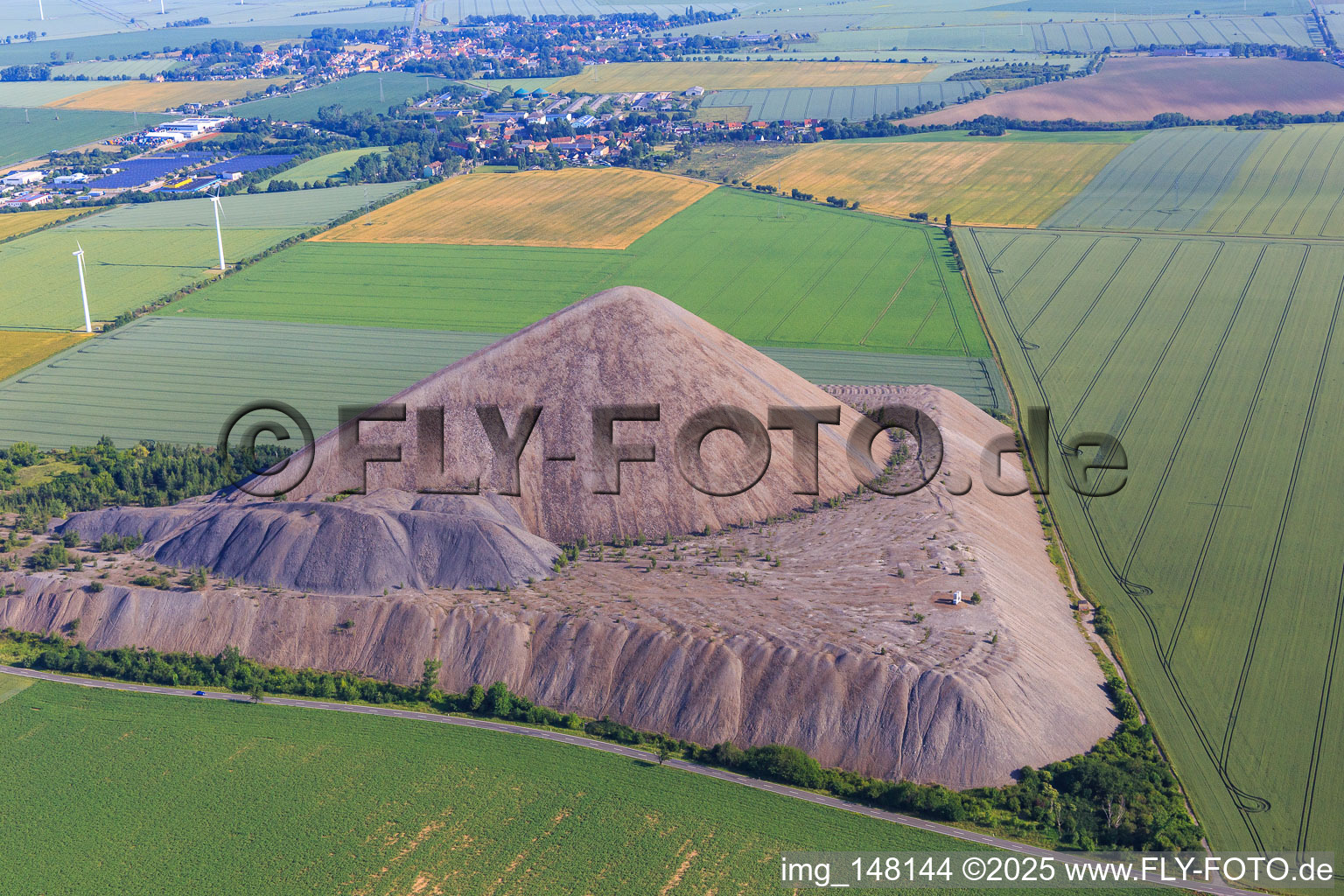 Pyramide der Mansfelder Landes - Schieferhalde im Ortsteil Hübitz in Gerbstedt im Bundesland Sachsen-Anhalt, Deutschland