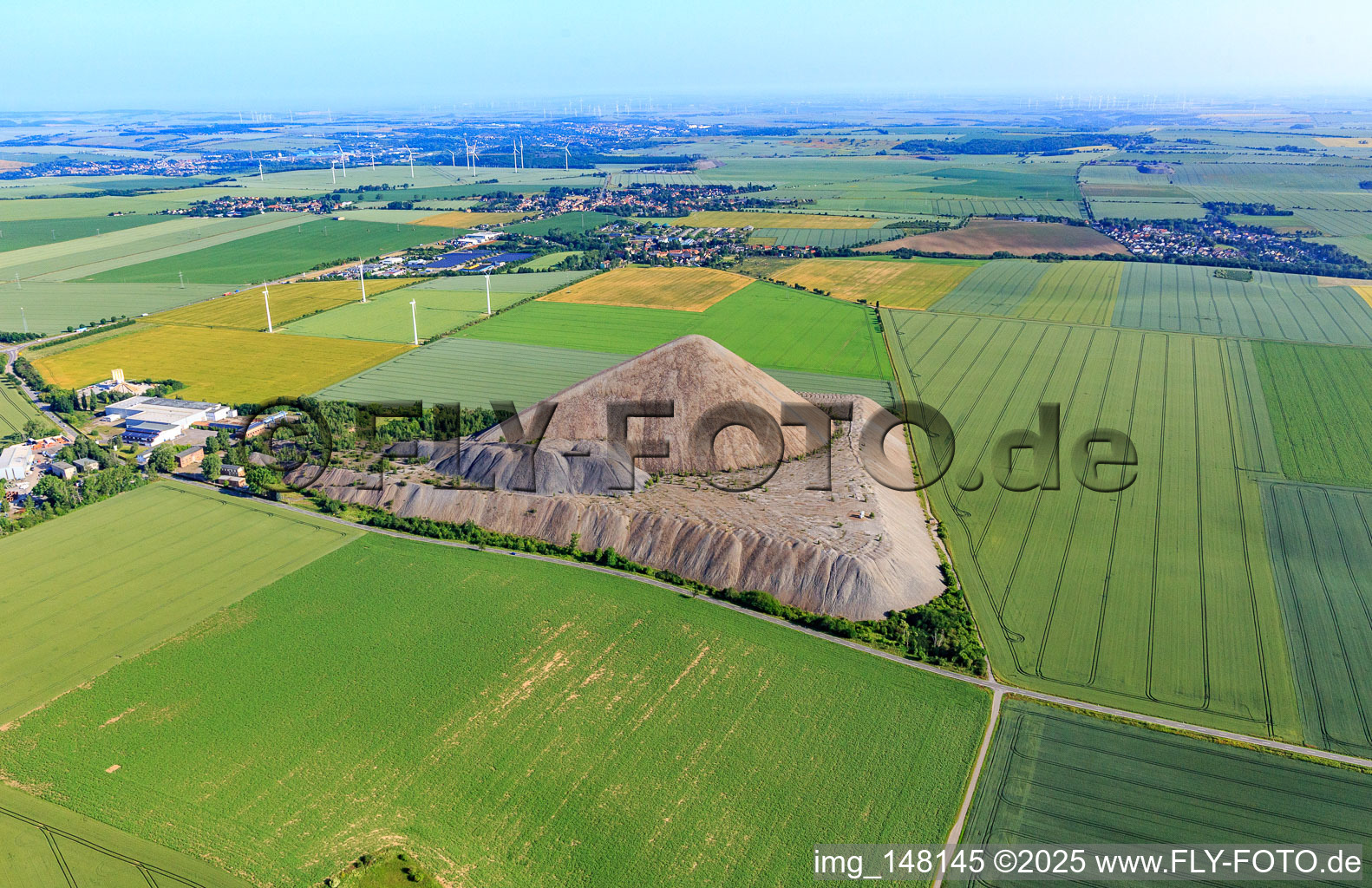 Pyramide der Mansfelder Landes - Schieferhalde aus Südosten im Ortsteil Hübitz in Gerbstedt im Bundesland Sachsen-Anhalt, Deutschland