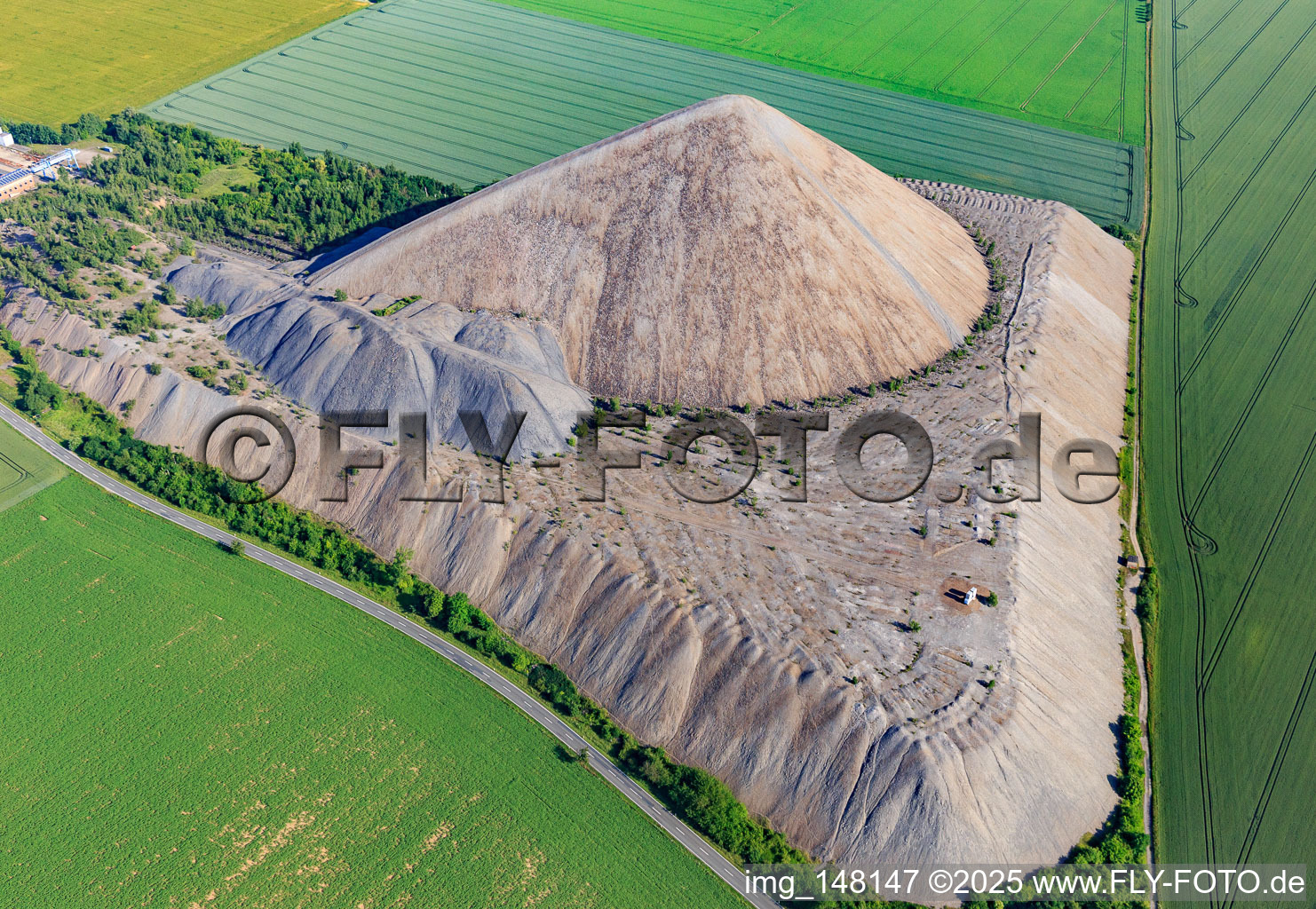 Luftaufnahme von Pyramide der Mansfelder Landes - Schieferhalde aus Südosten im Ortsteil Hübitz in Gerbstedt im Bundesland Sachsen-Anhalt, Deutschland