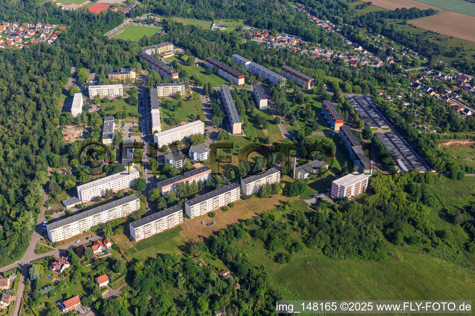 Luftbild von Plattenbausiedlungen im Musikerviertel in Hettstedt im Bundesland Sachsen-Anhalt, Deutschland