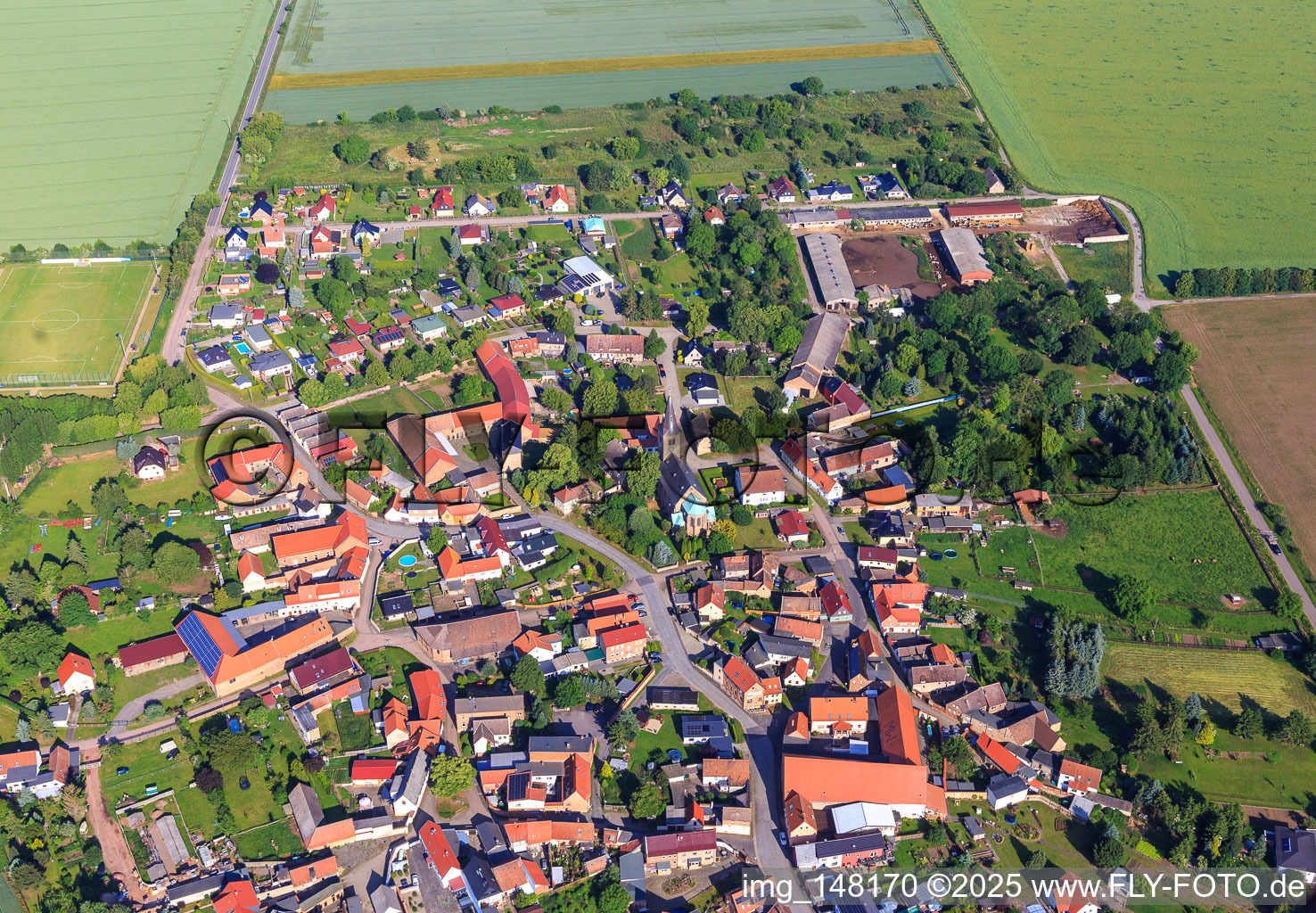 Dorfübersicht aus Südosten im Ortsteil Arnstedt in Arnstein im Bundesland Sachsen-Anhalt, Deutschland