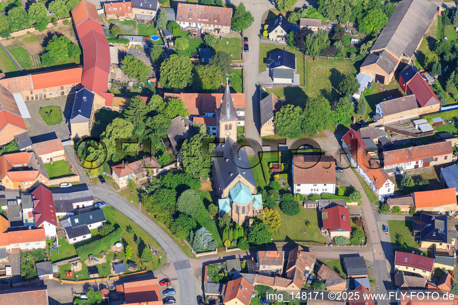 Kirche St. Mauritius in der Dorfmitte im Ortsteil Arnstedt in Arnstein im Bundesland Sachsen-Anhalt, Deutschland