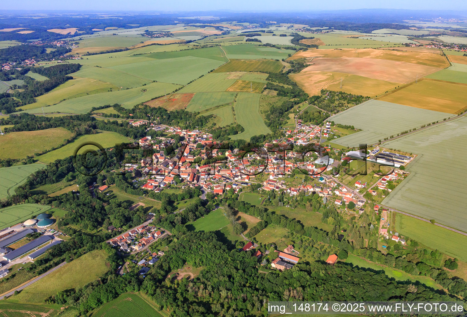 Dorfübersicht aus Nordosten im Ortsteil Welbsleben in Arnstein im Bundesland Sachsen-Anhalt, Deutschland
