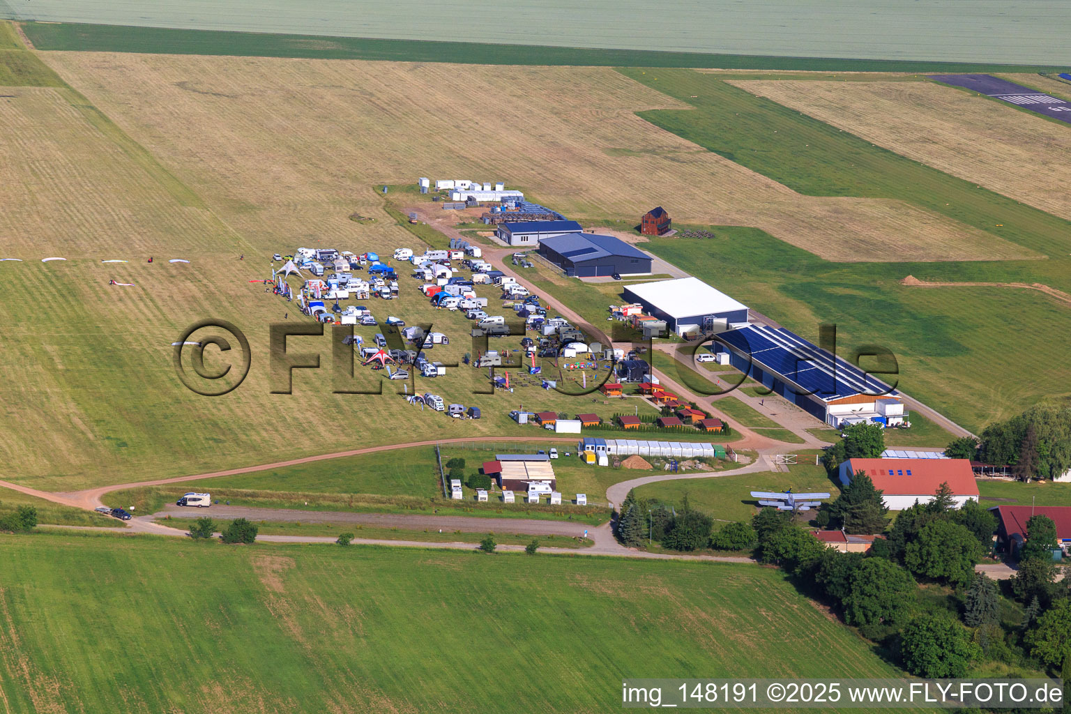 Flugplatz Verkehrslandeplatz Ballenstedt/Quedlinburg im Ortsteil Asmusstedt im Bundesland Sachsen-Anhalt, Deutschland
