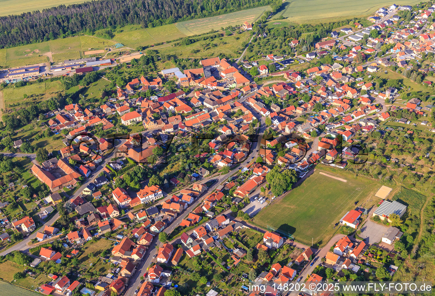 Ortsansicht aus Osten mit Sportanlage des SV 56 Timmenrode in Blankenburg im Bundesland Sachsen-Anhalt, Deutschland