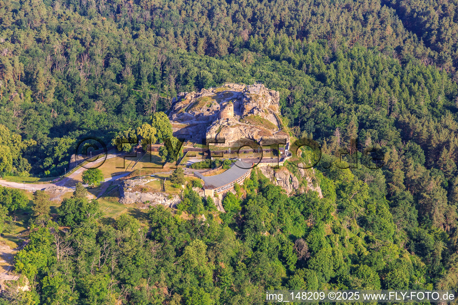 Drohnenaufname von Burg und Festung Regenstein in Blankenburg im Bundesland Sachsen-Anhalt, Deutschland