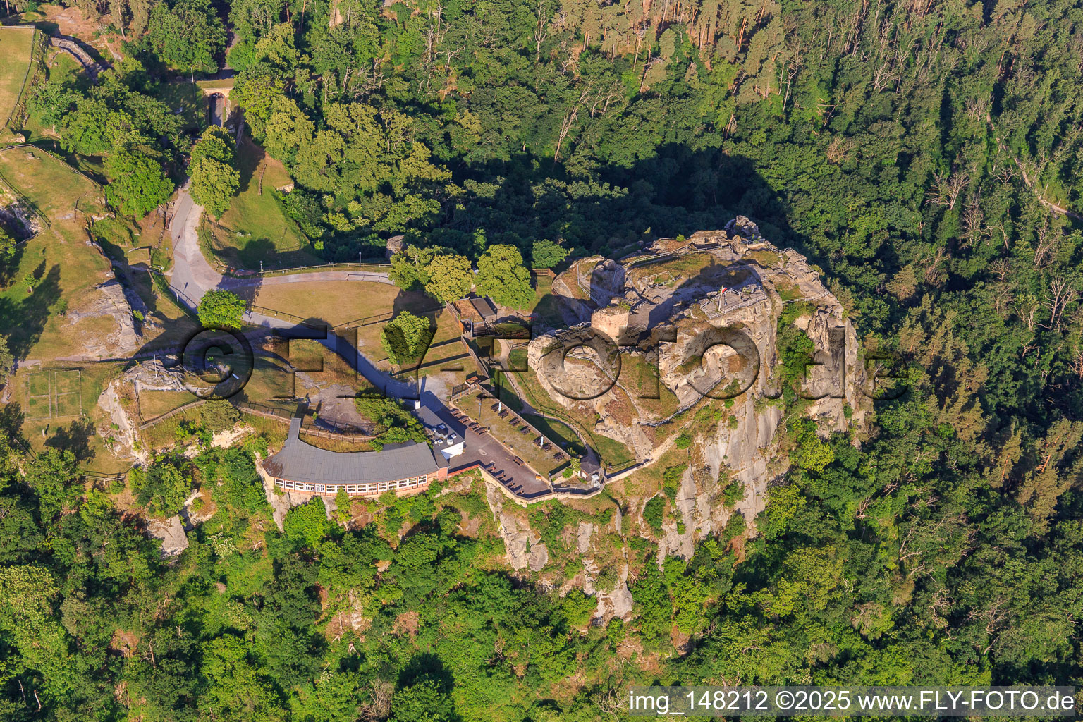 Drohnenbild von Burg und Festung Regenstein in Blankenburg im Bundesland Sachsen-Anhalt, Deutschland