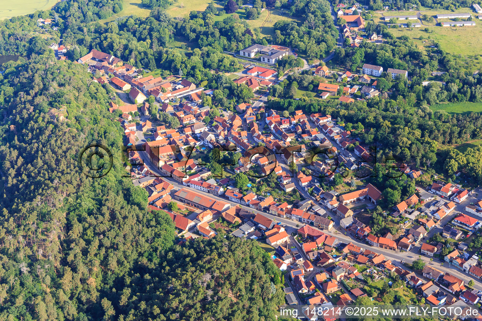 Ortsmitte mit Quedlinburger Straße im Ortsteil Langenstein in Halberstadt im Bundesland Sachsen-Anhalt, Deutschland