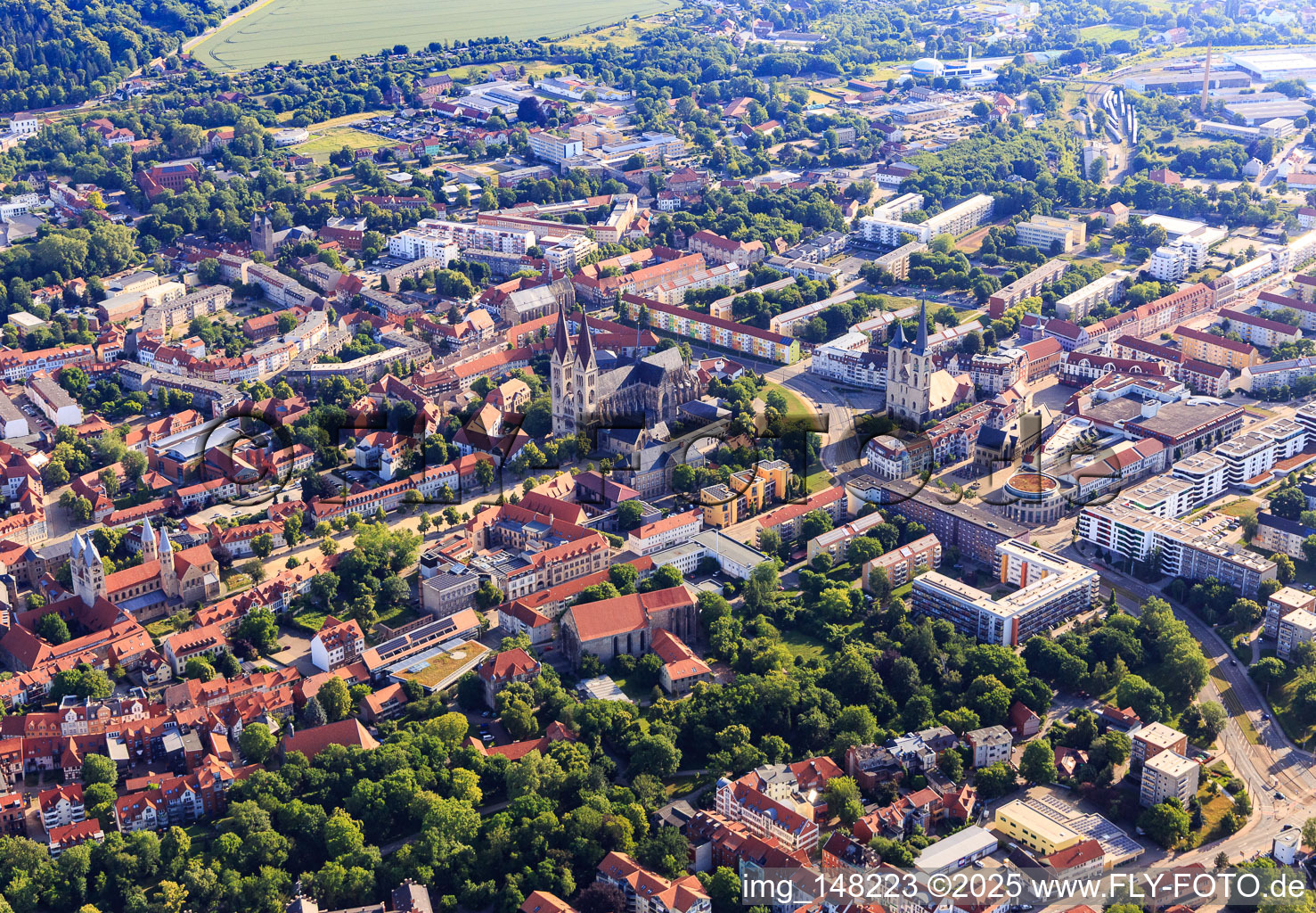 Domplatz mit Kirche St. Martini und Dom und Domschatz Halberstadt im Ortsteil Diocese Halberstadt im Bundesland Sachsen-Anhalt, Deutschland