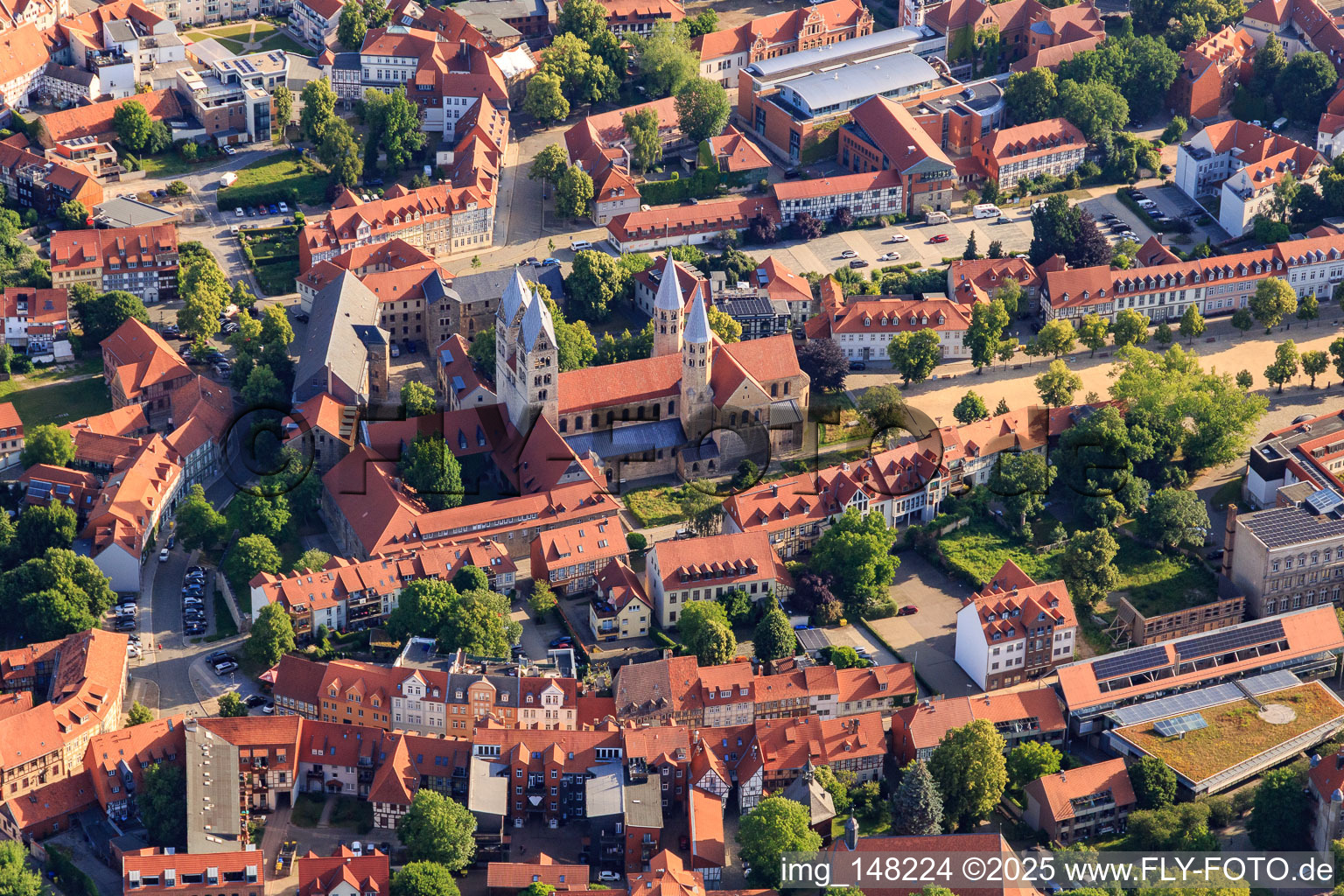 Luftbild von Liebfrauenkirche (Ev.-reformierte Gemeinde) am Domplatz im Ortsteil Diocese Halberstadt im Bundesland Sachsen-Anhalt, Deutschland