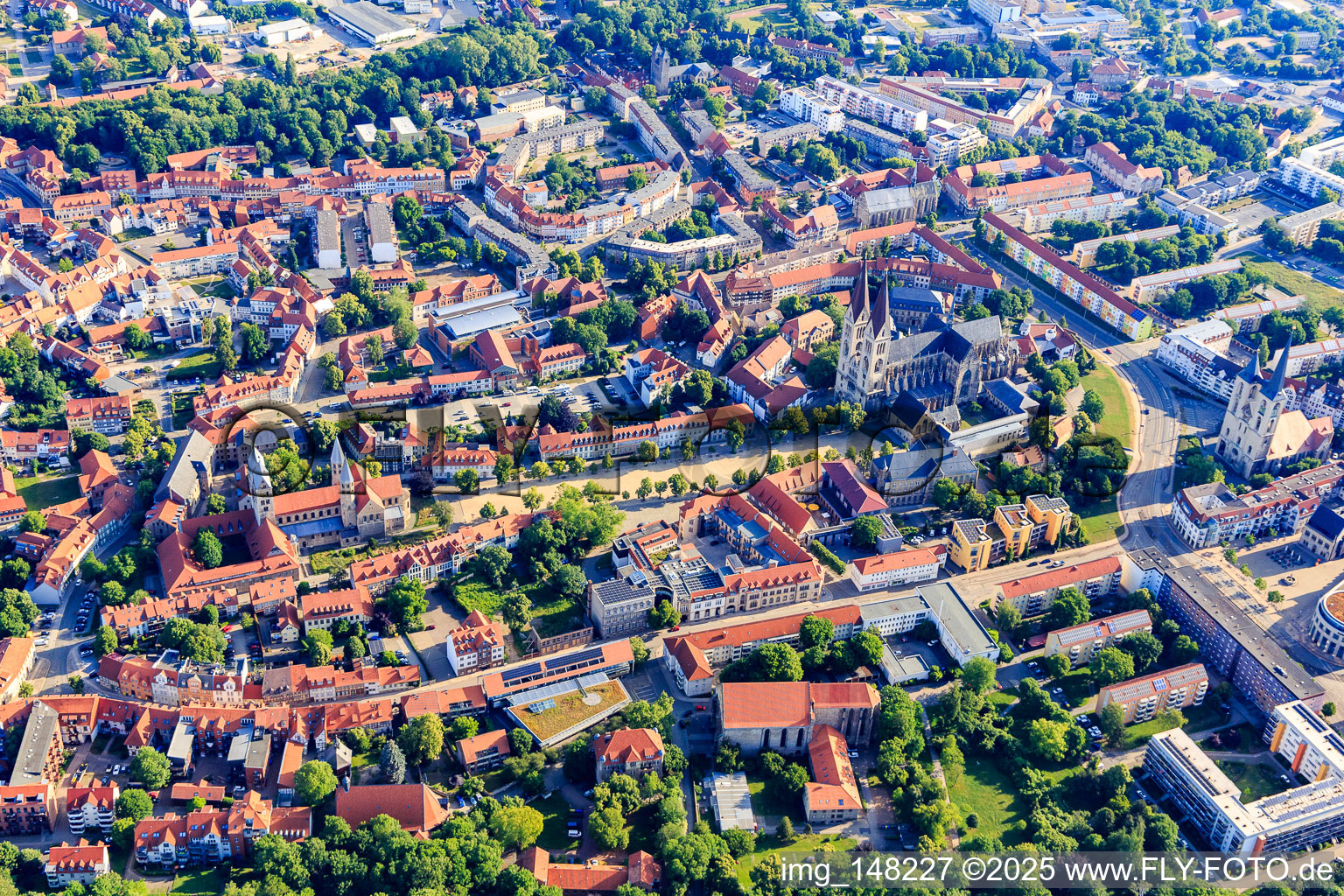 Domplatz mit Dom und Domschatz Halberstadt und Liebfrauenkirche (Ev.-reformierte Gemeinde) im Ortsteil Diocese Halberstadt im Bundesland Sachsen-Anhalt, Deutschland