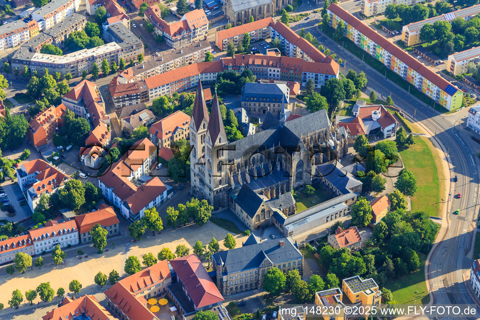 Luftbild von Domplatz mit Dom und Domschatz Halberstadt im Ortsteil Diocese Halberstadt im Bundesland Sachsen-Anhalt, Deutschland