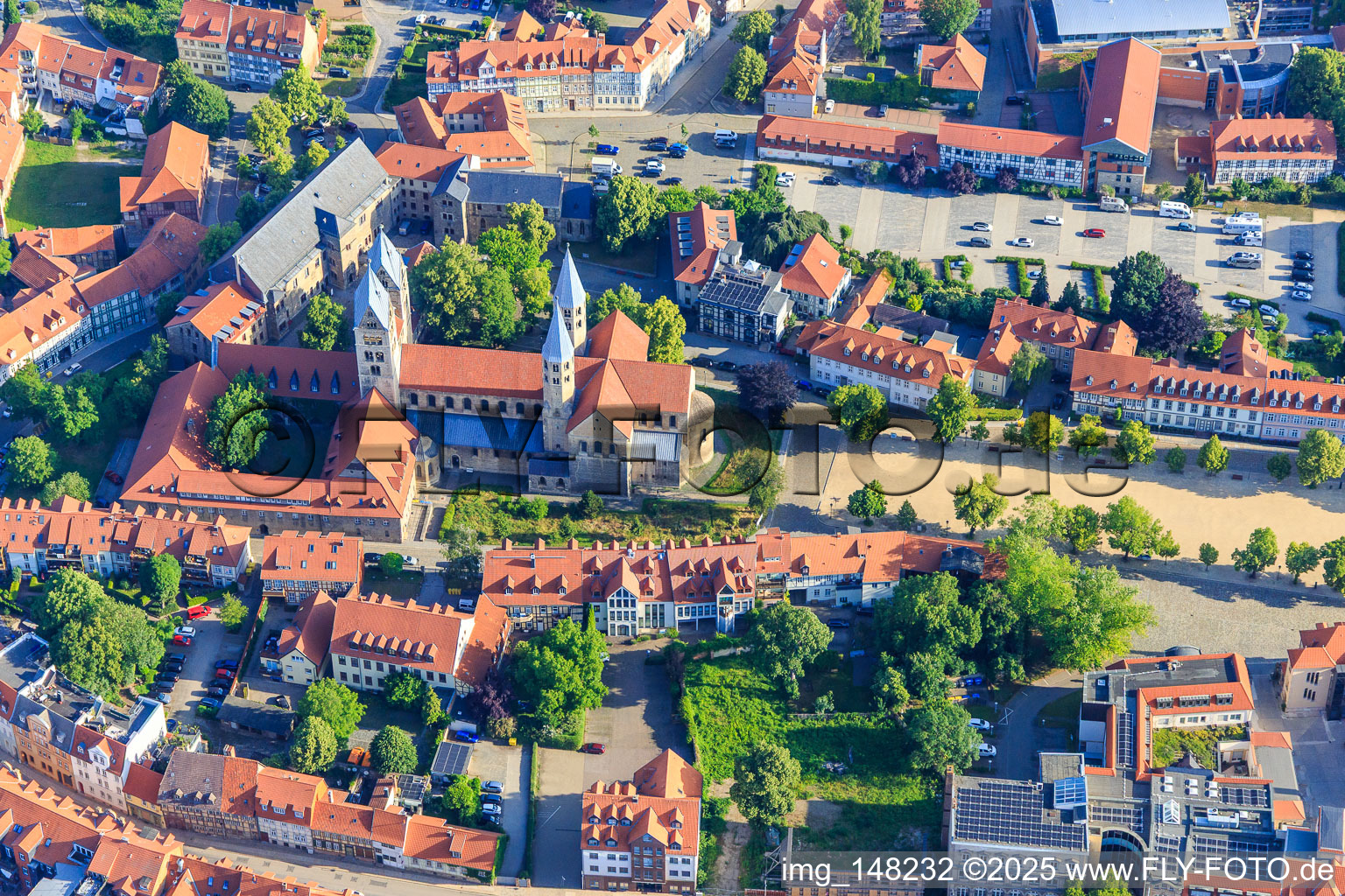 Schrägluftbild von Liebfrauenkirche (Ev.-reformierte Gemeinde) am Domplatz im Ortsteil Diocese Halberstadt im Bundesland Sachsen-Anhalt, Deutschland