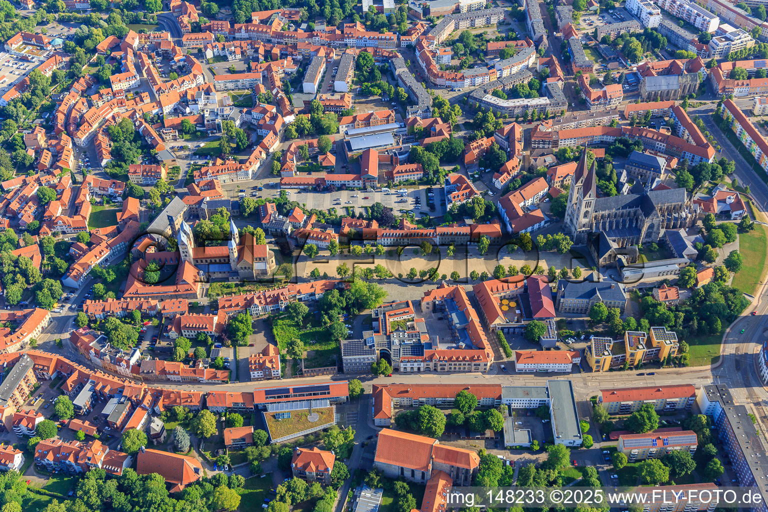 Luftbild von Domplatz mit Dom und Domschatz Halberstadt und Liebfrauenkirche (Ev.-reformierte Gemeinde) im Ortsteil Diocese Halberstadt im Bundesland Sachsen-Anhalt, Deutschland