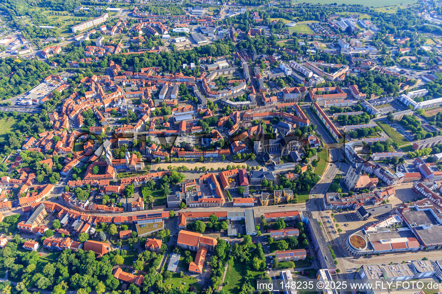 Luftaufnahme von Domplatz mit Dom und Domschatz Halberstadt und Liebfrauenkirche (Ev.-reformierte Gemeinde) im Ortsteil Diocese Halberstadt im Bundesland Sachsen-Anhalt, Deutschland