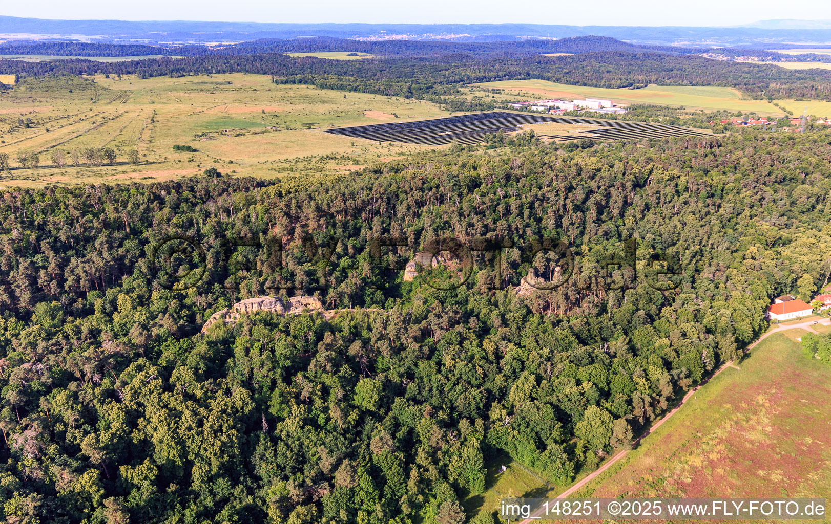 Schrägluftbild von Fünffingerfelsen und Schatten der Hexen, Klusfelsen in Halberstadt im Bundesland Sachsen-Anhalt, Deutschland