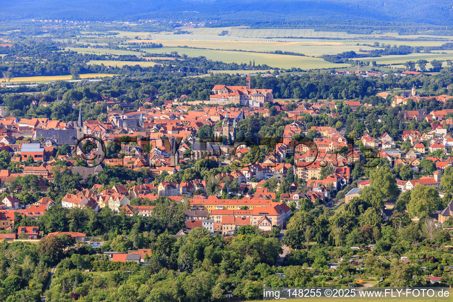 Luftbild von Stadtansicht aus Nordosten mit Dom Stiftskirche St. Servatii in Quedlinburg im Bundesland Sachsen-Anhalt, Deutschland