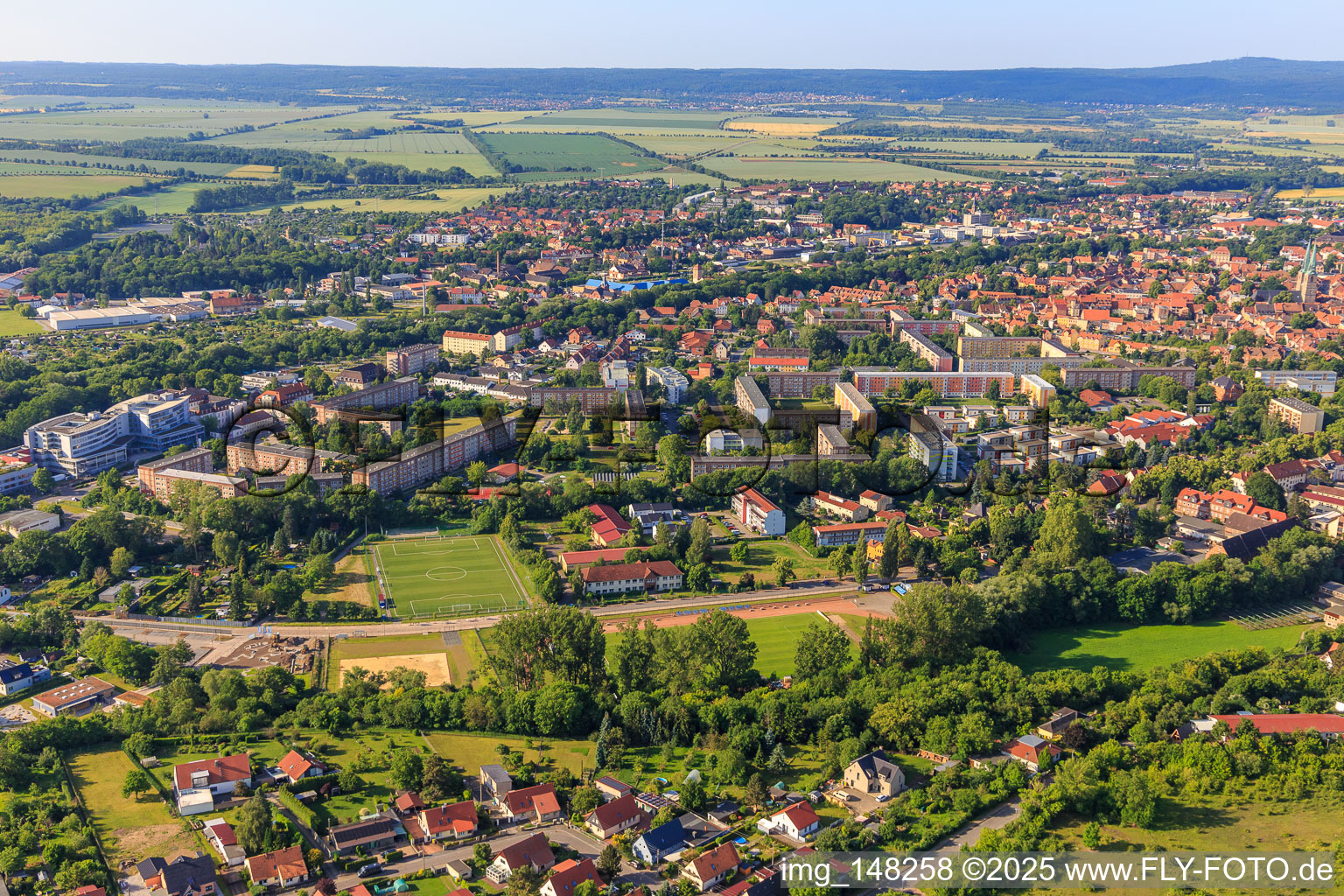 Fichtenstraße mit Bolzplatz an der Berufsbildenden Schule in Quedlinburg im Bundesland Sachsen-Anhalt, Deutschland