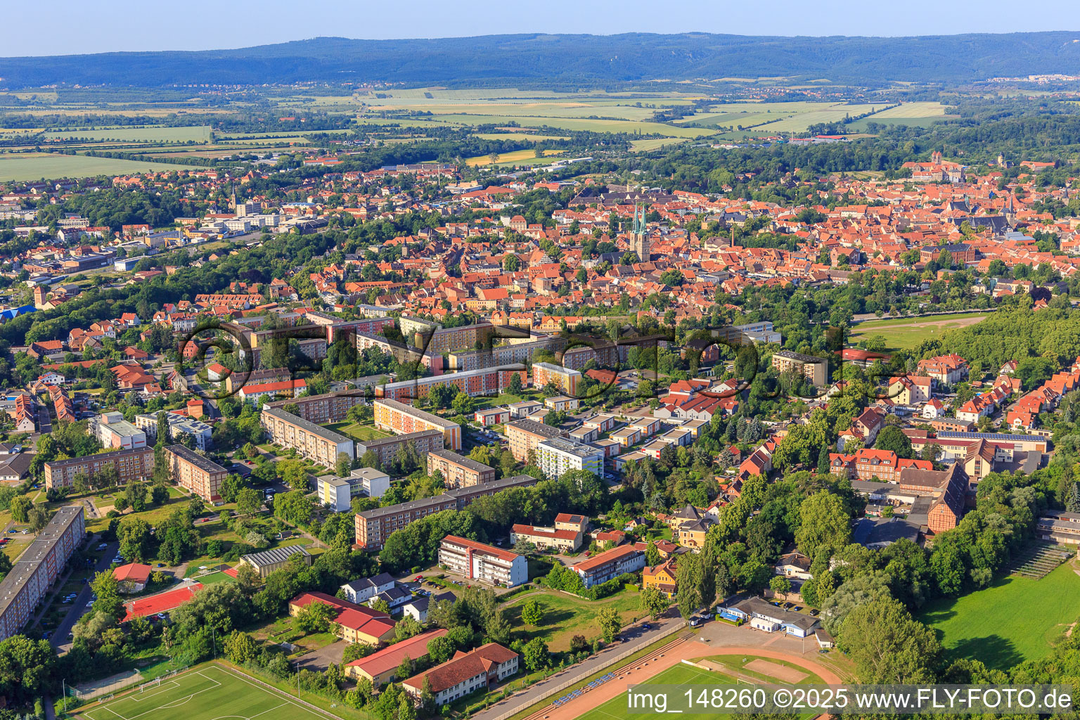 Plattenbausiedlung an der Kastanienstr in Quedlinburg im Bundesland Sachsen-Anhalt, Deutschland