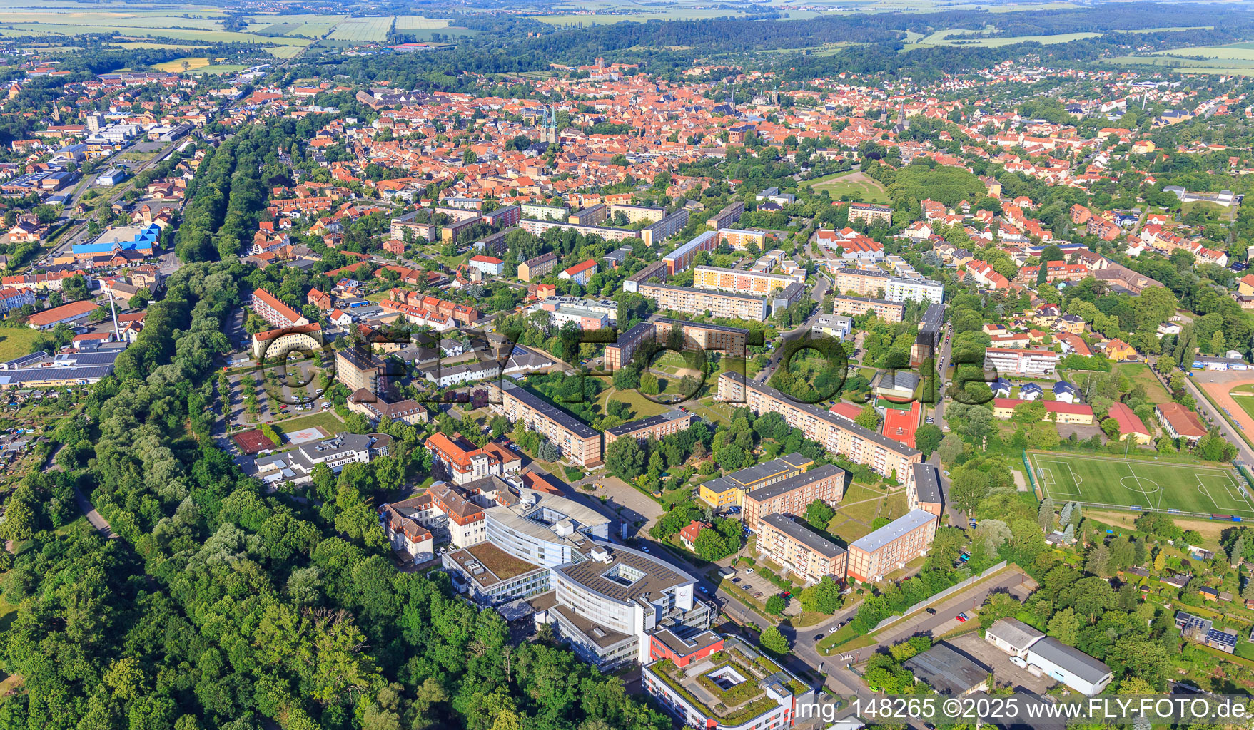 Stadtansicht aus Osten entlang der Bode in Quedlinburg im Bundesland Sachsen-Anhalt, Deutschland