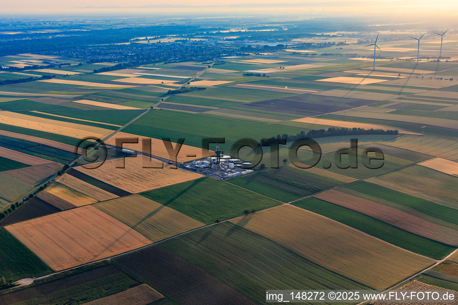 Bohrgelände des Tiefenbohrplatz V20 von  Vercana GmbH für Vulcan Energy am Schleidberg zur Förderung von Geothermie und Lithium in Insheim im Bundesland Rheinland-Pfalz, Deutschland aus der Luft