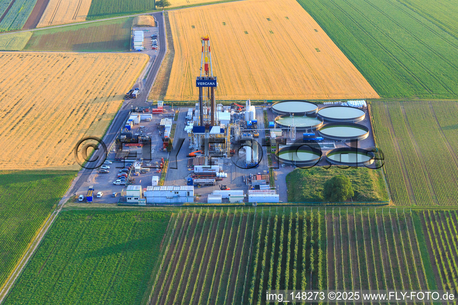 Bohrgelände des Tiefenbohrplatz V20 von  Vercana GmbH für Vulcan Energy am Schleidberg zur Förderung von Geothermie und Lithium in Insheim im Bundesland Rheinland-Pfalz, Deutschland von oben gesehen