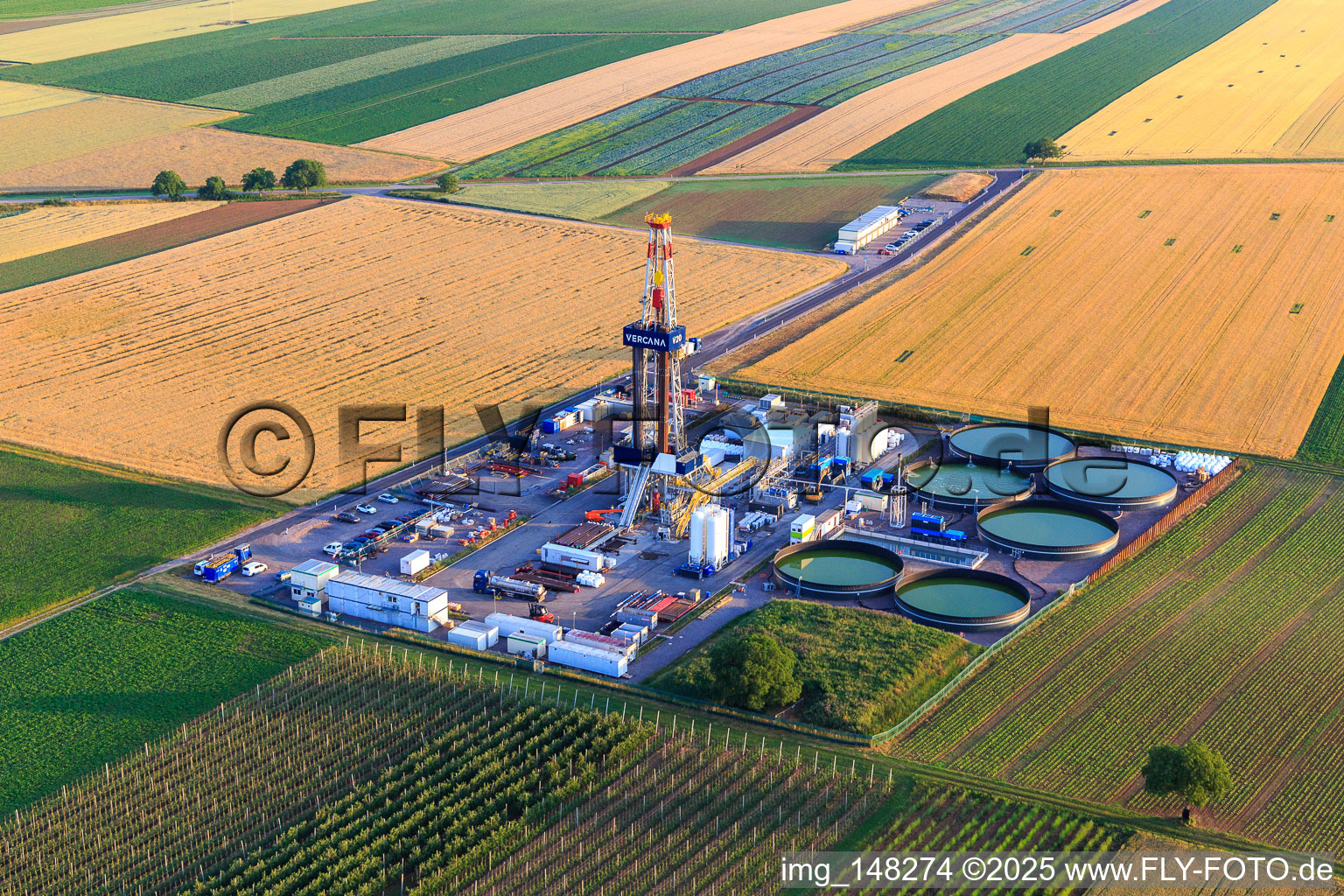 Bohrgelände des Tiefenbohrplatz V20 von  Vercana GmbH für Vulcan Energy am Schleidberg zur Förderung von Geothermie und Lithium in Insheim im Bundesland Rheinland-Pfalz, Deutschland vom Flugzeug aus