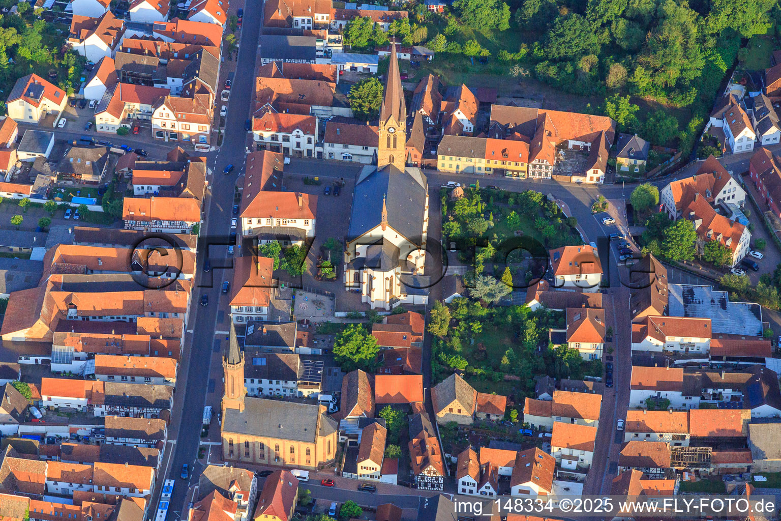 Katholische Kirche Sankt Nikolaus und Evangelische Kirche Bellheim an der Hauptstr im Bundesland Rheinland-Pfalz, Deutschland