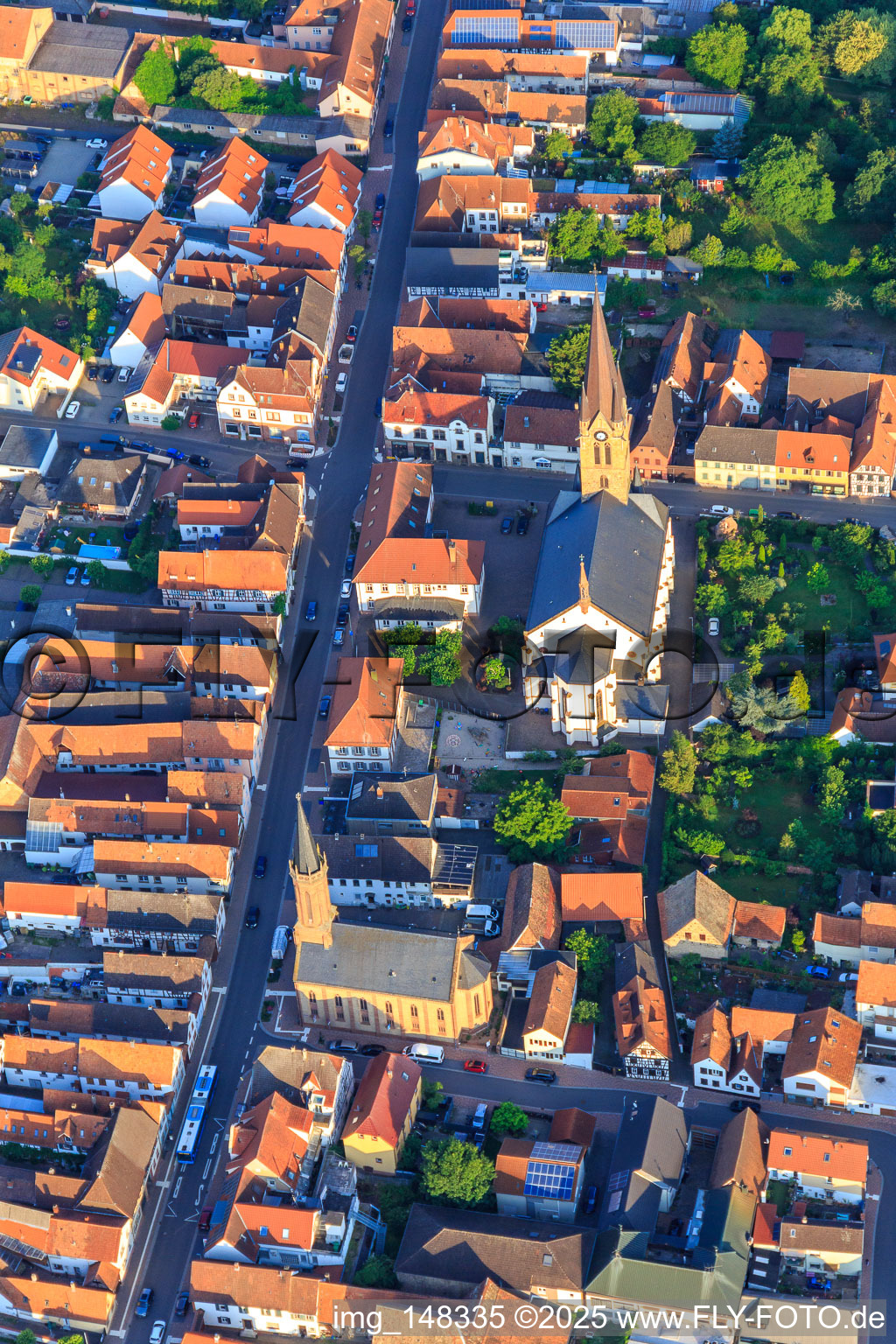 Luftbild von Katholische Kirche Sankt Nikolaus und Evangelische Kirche Bellheim an der Hauptstr im Bundesland Rheinland-Pfalz, Deutschland