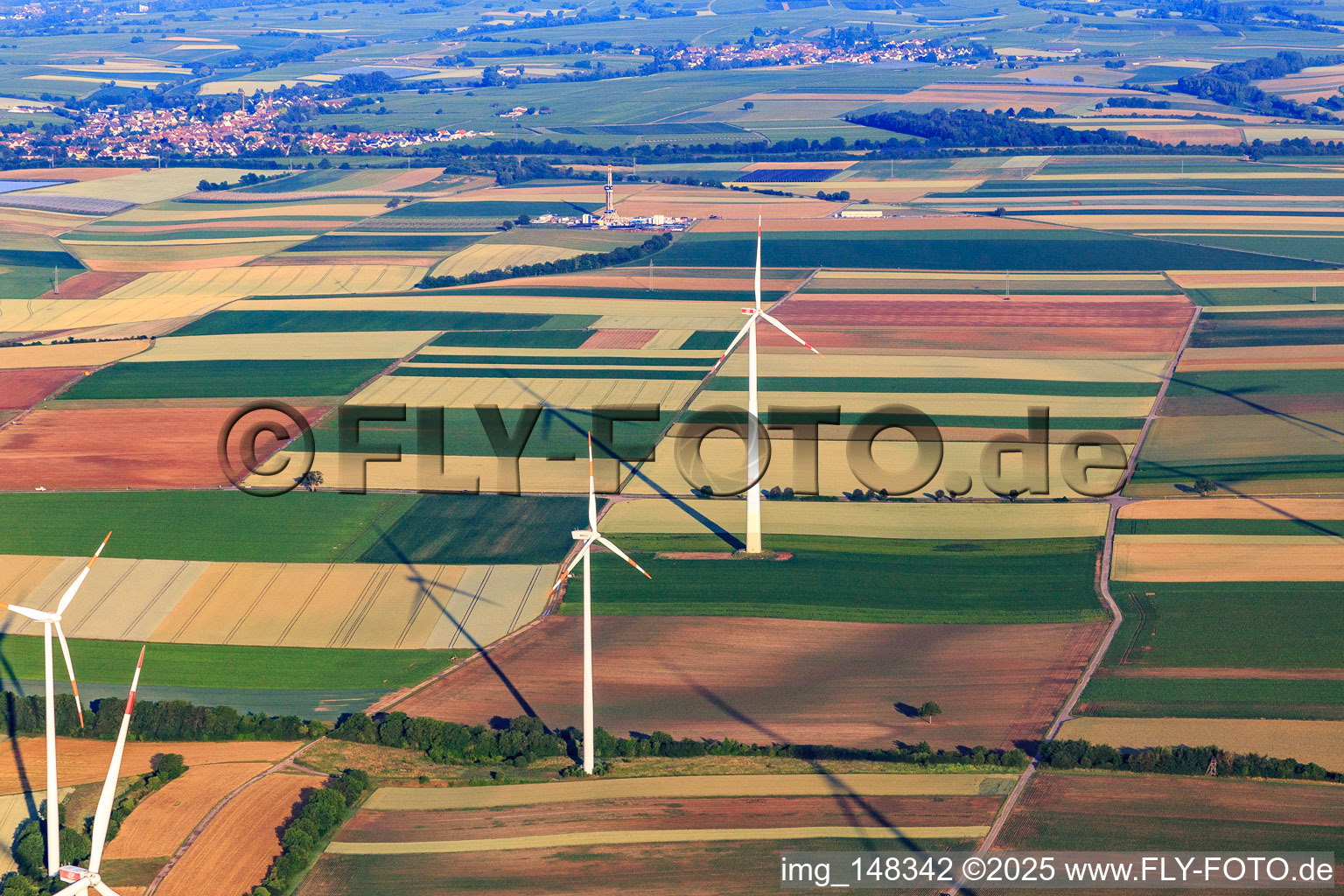 Drohnenaufname von Bohrgelände des Tiefenbohrplatz V20 von  Vercana GmbH für Vulcan Energy am Schleidberg zur Förderung von Geothermie und Lithium in Insheim im Bundesland Rheinland-Pfalz, Deutschland