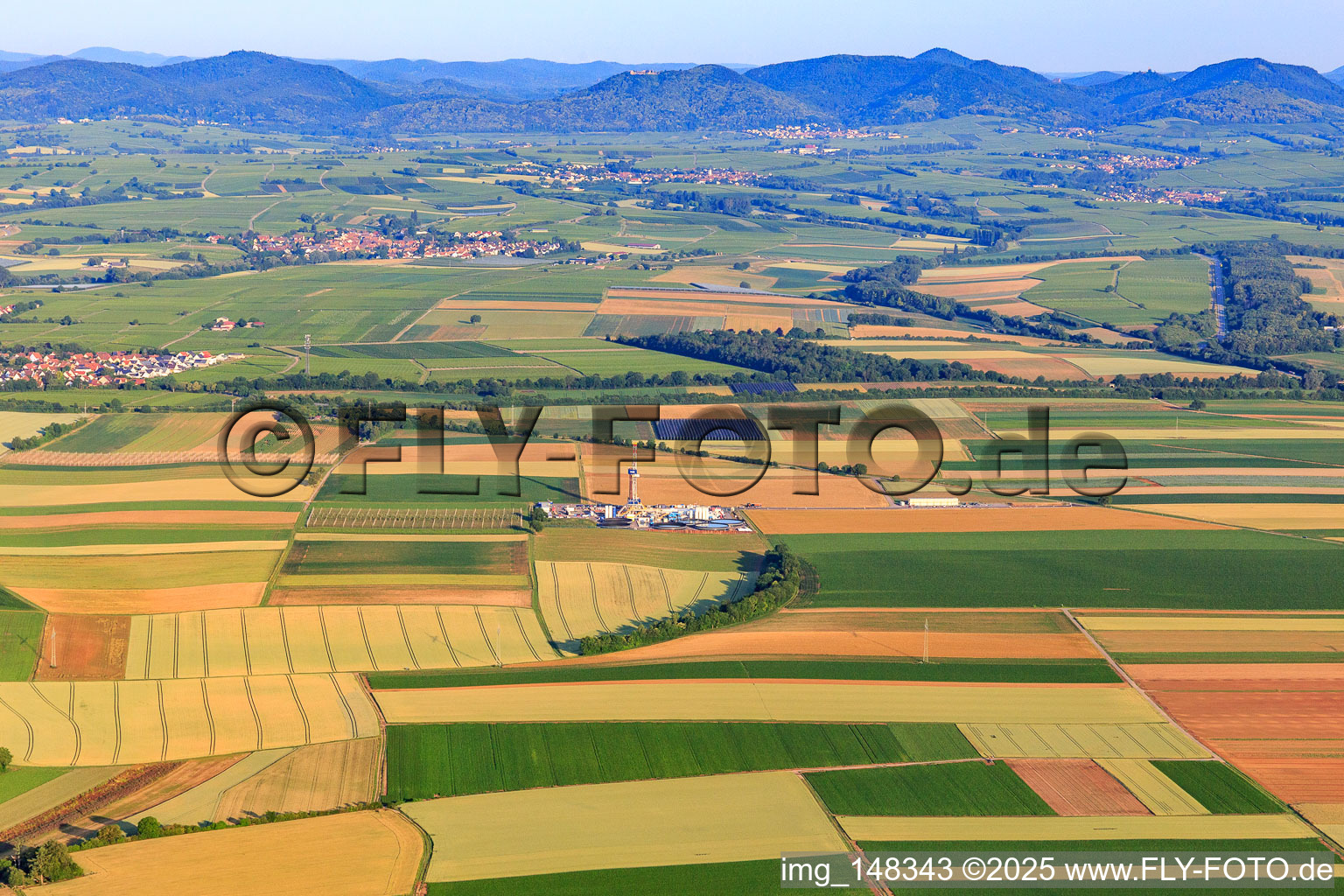 Drohnenbild von Bohrgelände des Tiefenbohrplatz V20 von  Vercana GmbH für Vulcan Energy am Schleidberg zur Förderung von Geothermie und Lithium in Insheim im Bundesland Rheinland-Pfalz, Deutschland