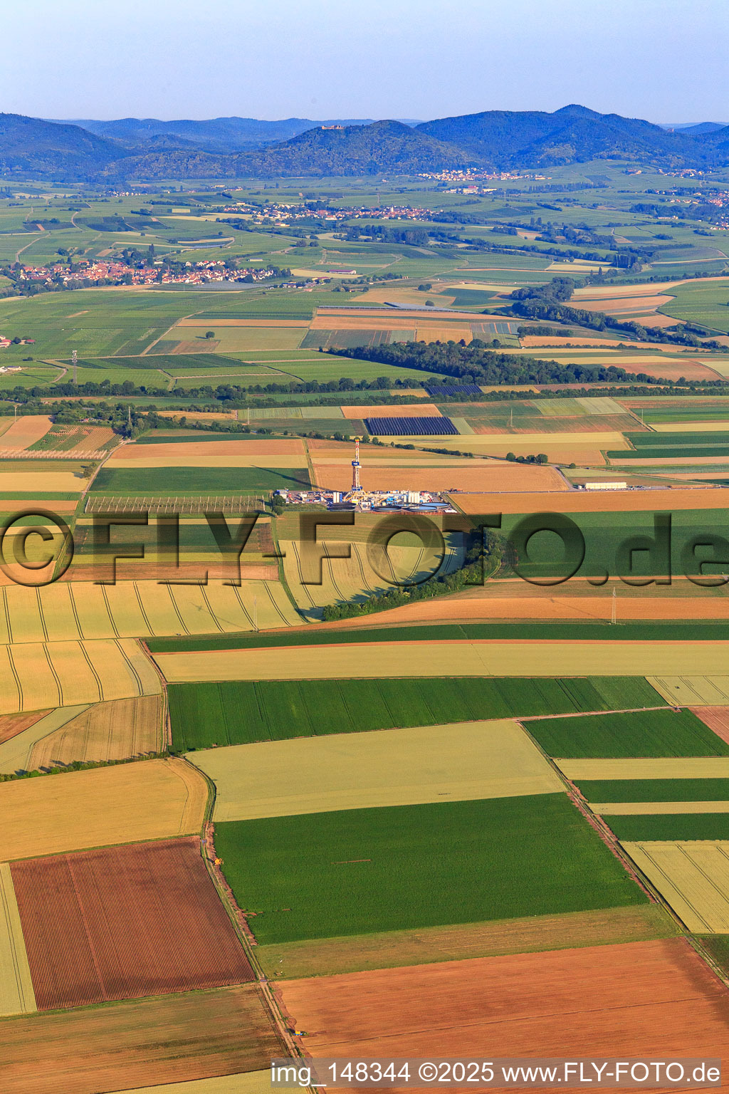 Bohrgelände des Tiefenbohrplatz V20 von Vercana GmbH für Vulcan Energy am Schleidberg zur Förderung von Geothermie und Lithium in Insheim im Bundesland Rheinland-Pfalz, Deutschland aus der Drohnenperspektive