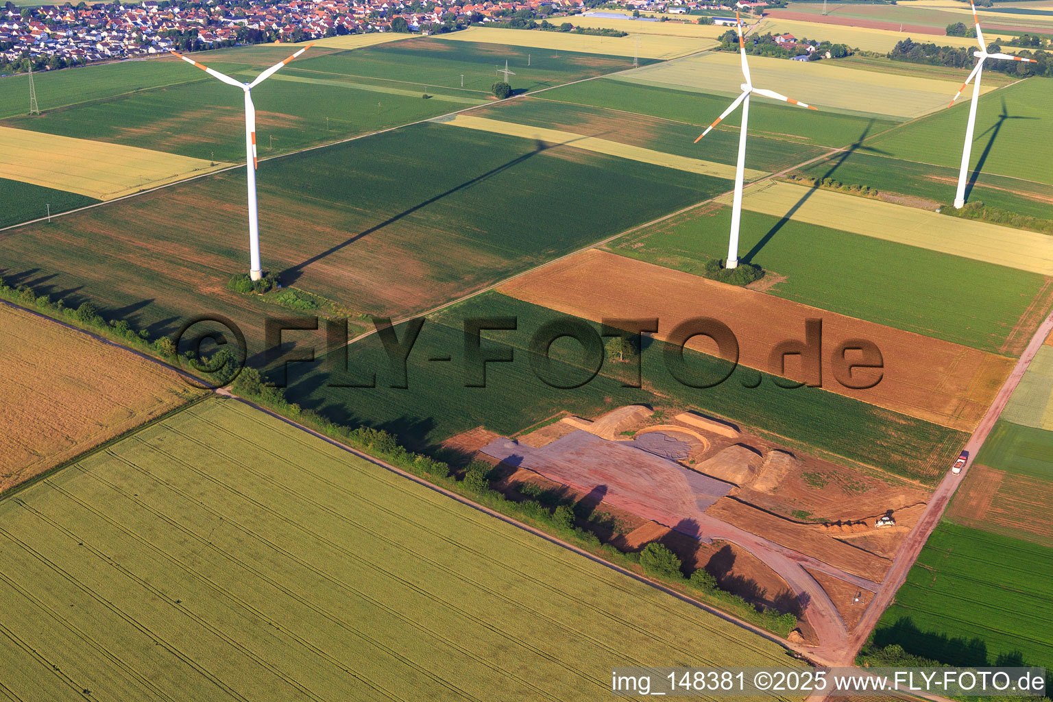 Luftbild von Repowering Windpark Minfeld. JUWI ersetzt vier Altanlagen (GE 1.5) aus 2004 durch zwei neue, modernen Anlagen vom Typ Vestas V162 mit je sechs Megawatt in Kandel im Bundesland Rheinland-Pfalz, Deutschland