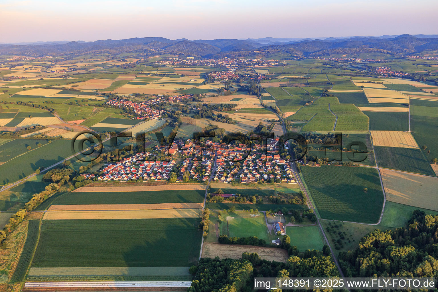 Luftaufnahme von Dorfansicht aus Osten in Barbelroth im Bundesland Rheinland-Pfalz, Deutschland