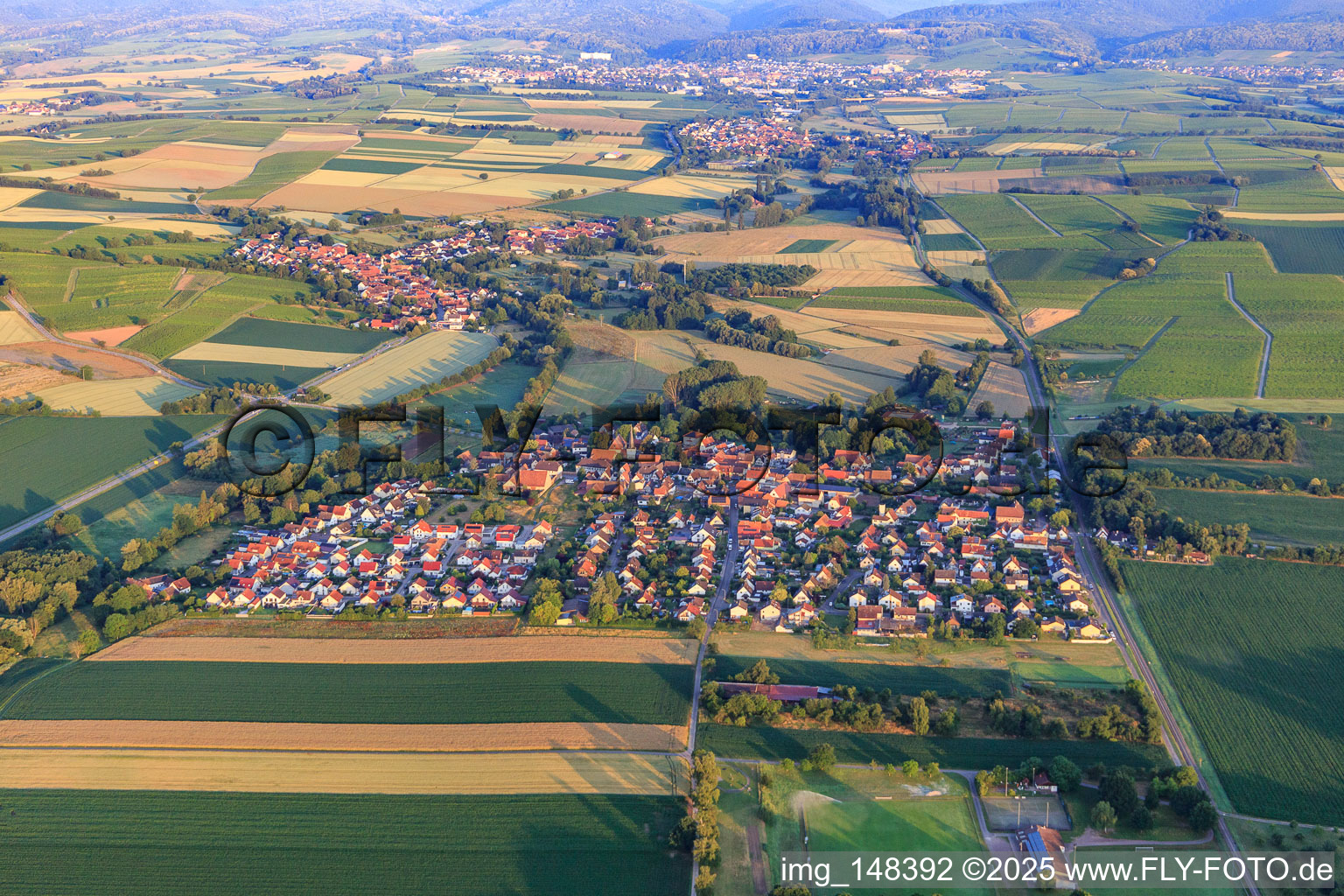 Schrägluftbild von Dorfansicht aus Osten in Barbelroth im Bundesland Rheinland-Pfalz, Deutschland
