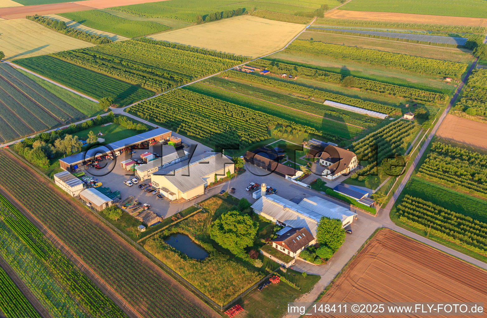 Bauers Garten in Winden im Bundesland Rheinland-Pfalz, Deutschland vom Flugzeug aus