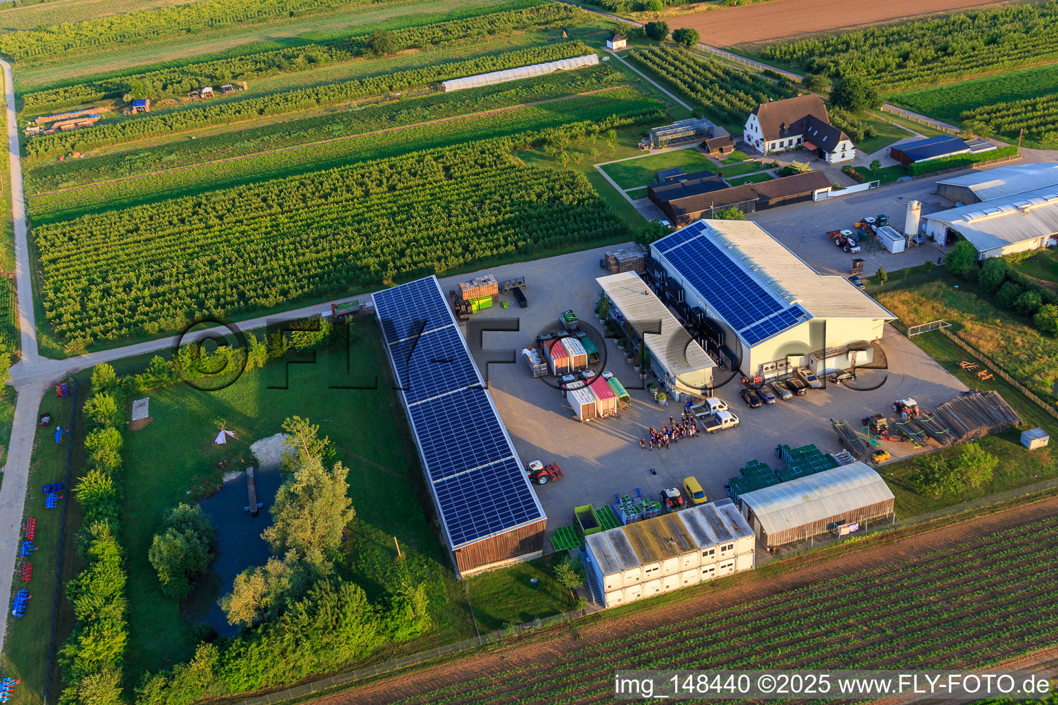 Bauers Garten in Winden im Bundesland Rheinland-Pfalz, Deutschland aus der Drohnenperspektive